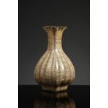 Arte Cinese A lobed craquelé porcelain vase China, 20th century .