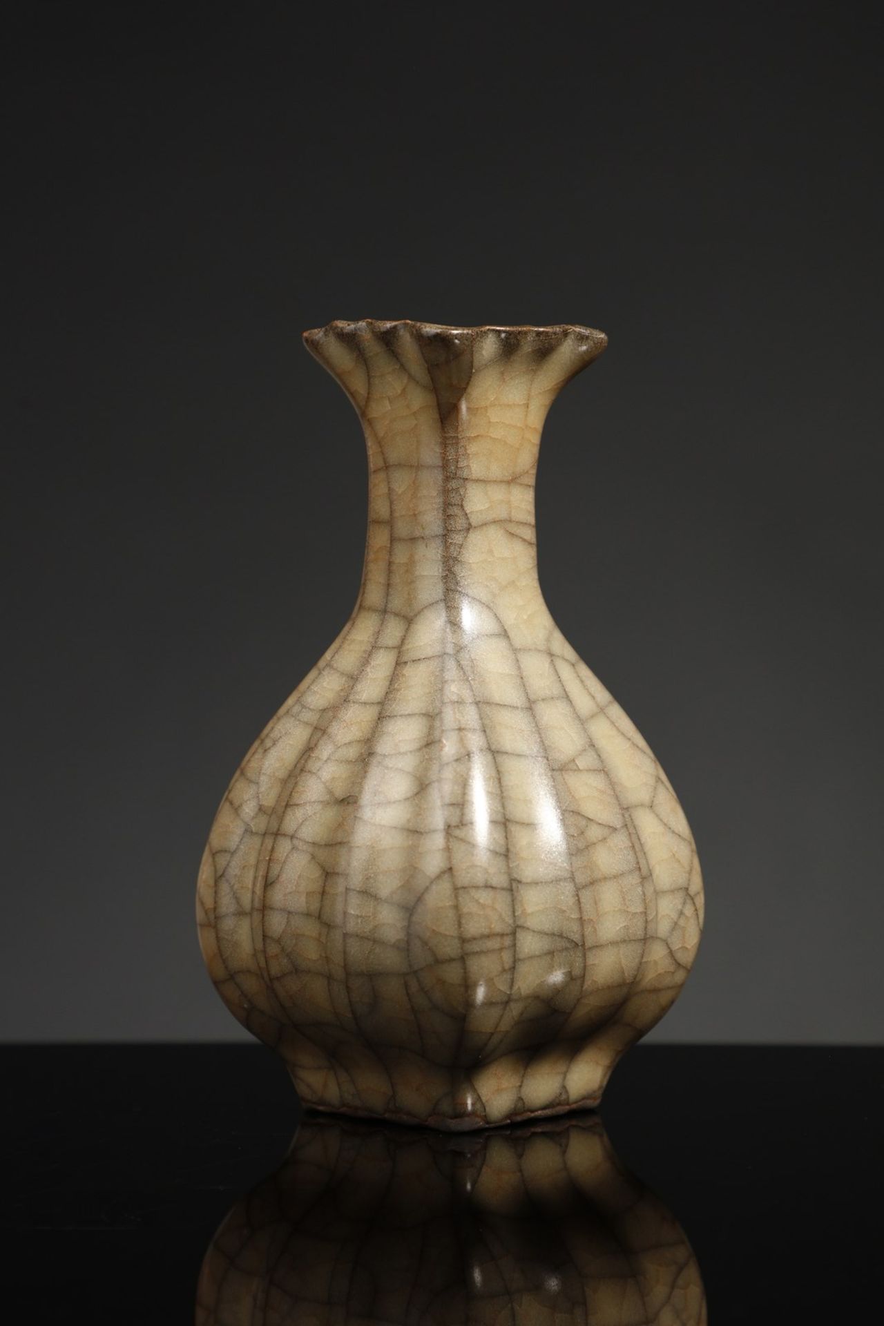Arte Cinese  A lobed craquelé porcelain vase China, 20th century .