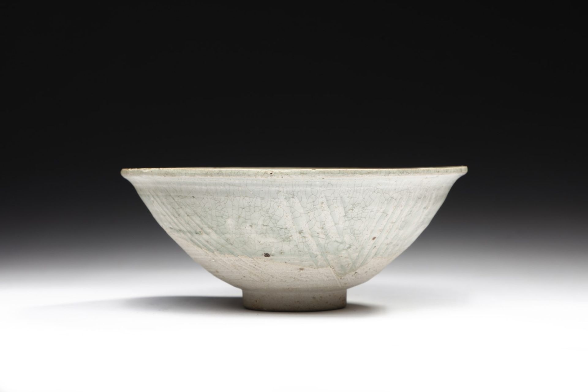 Arte Sud-Est Asiatico  A pale green celadon cup Thailand, Sukhothai (1238-1351) . - Bild 2 aus 4