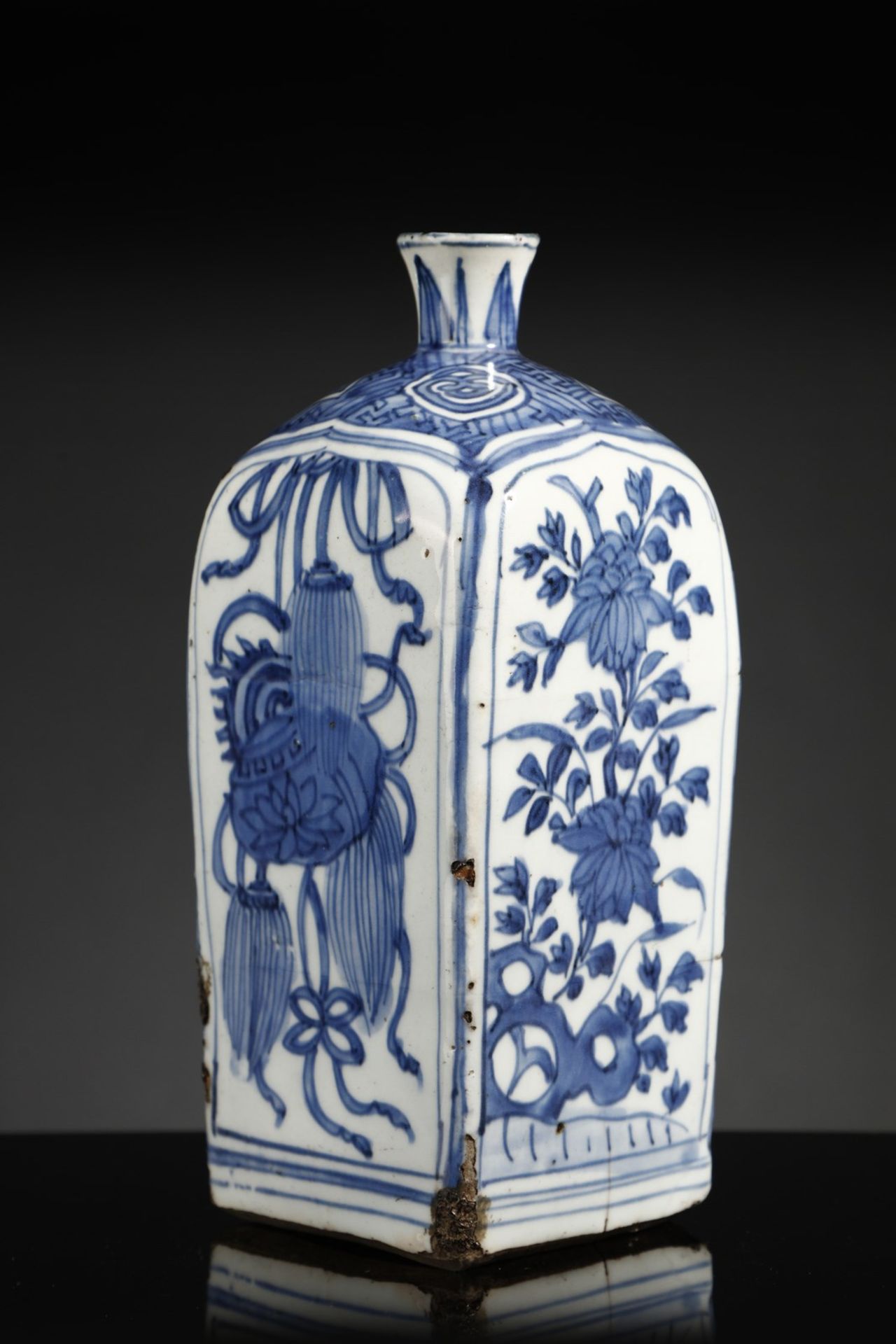 Arte Cinese  A squared faceted blue and white porcelain bottle China, late Ming dynasty, late 16th c