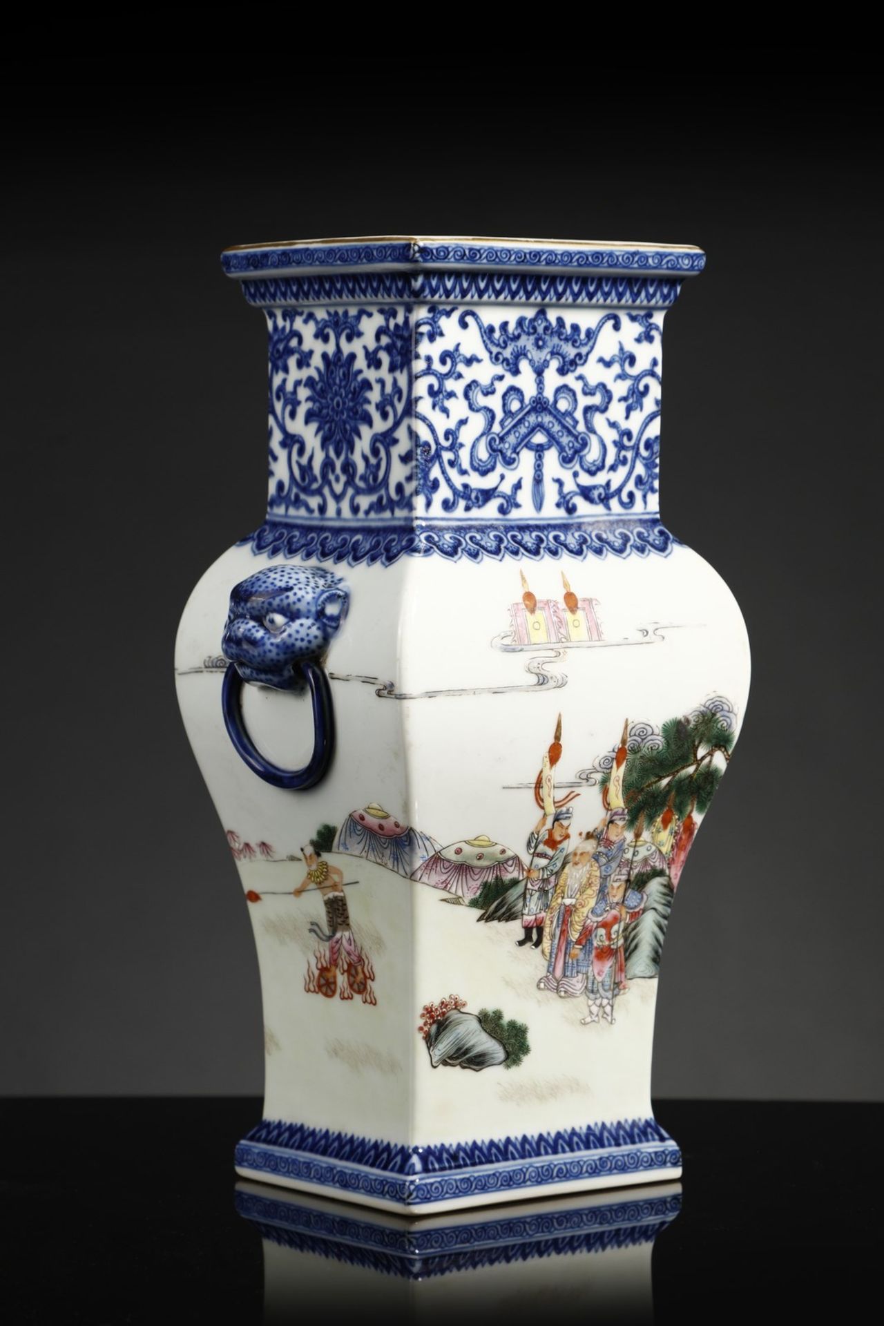 Arte Cinese  A famille rose porcelain hu vase bearing a Qianlong mark at the base China, Qing dynast - Bild 2 aus 7