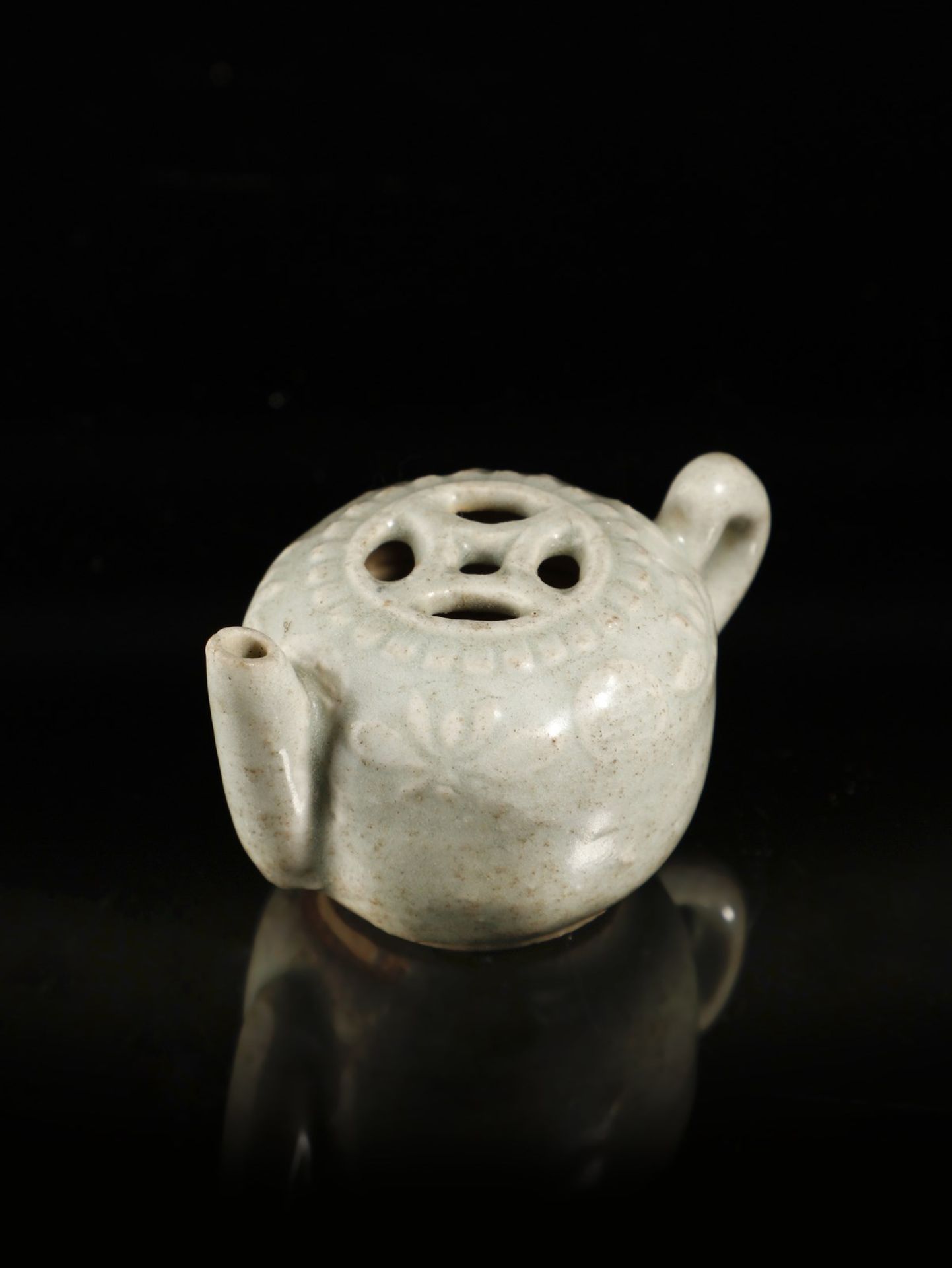 Arte Cinese A small celadon pourer China, Yuan dynasty (1271-1368) . - Image 3 of 4