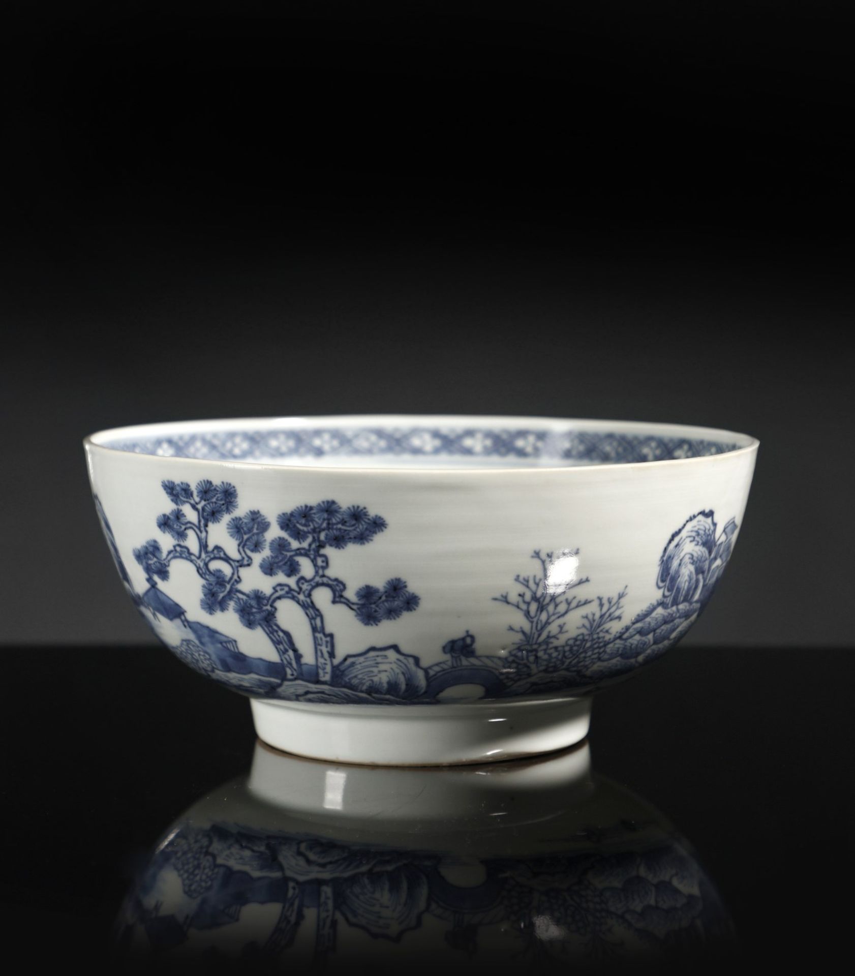 Arte Cinese  A blue and white Nanking cargo porcelain bowl China, Transitional period, 17th century 