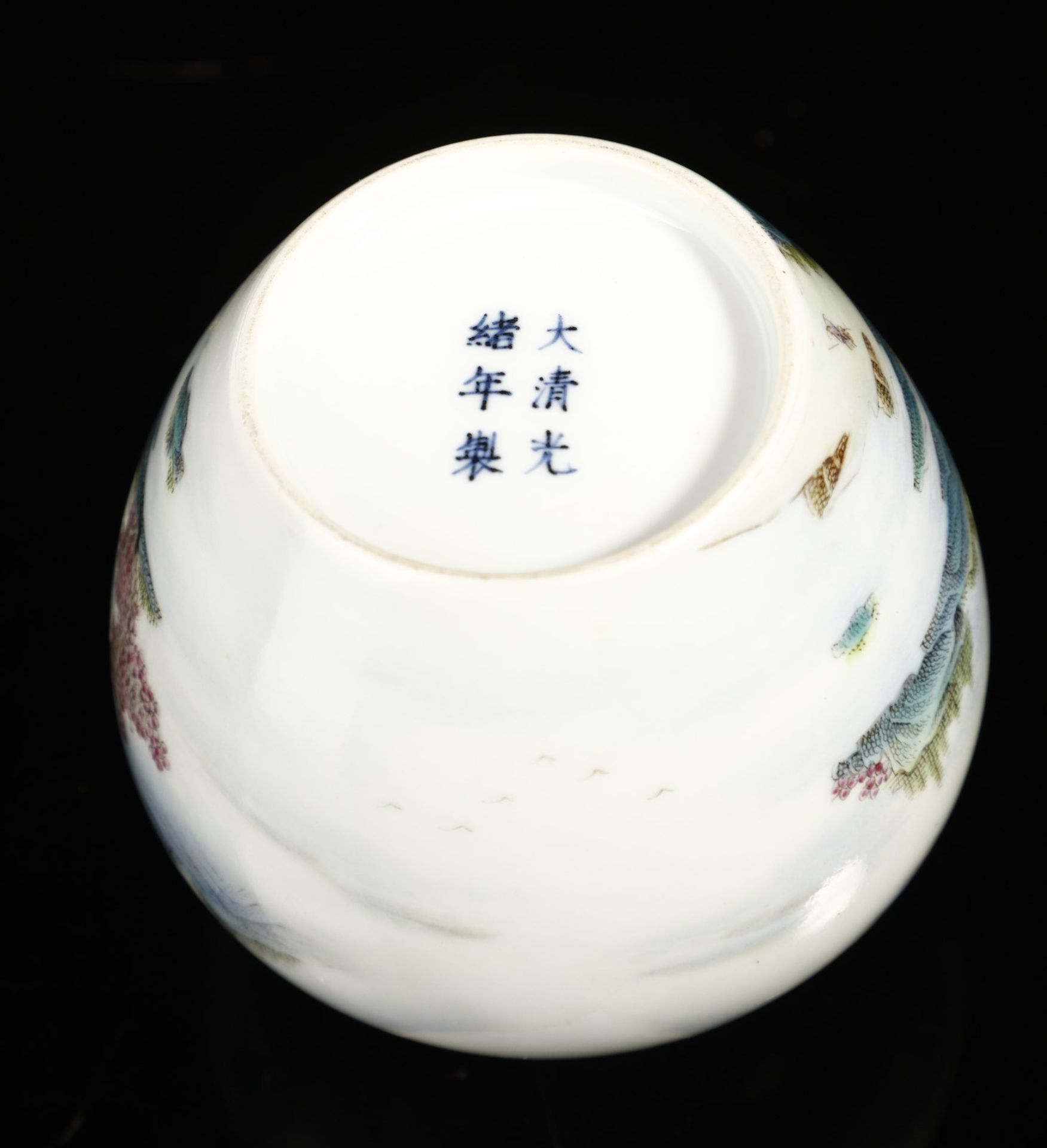 Arte Cinese  A famille rose brush washer painted with landscape China, Qing dynasty, Guangxu mark an - Bild 4 aus 4