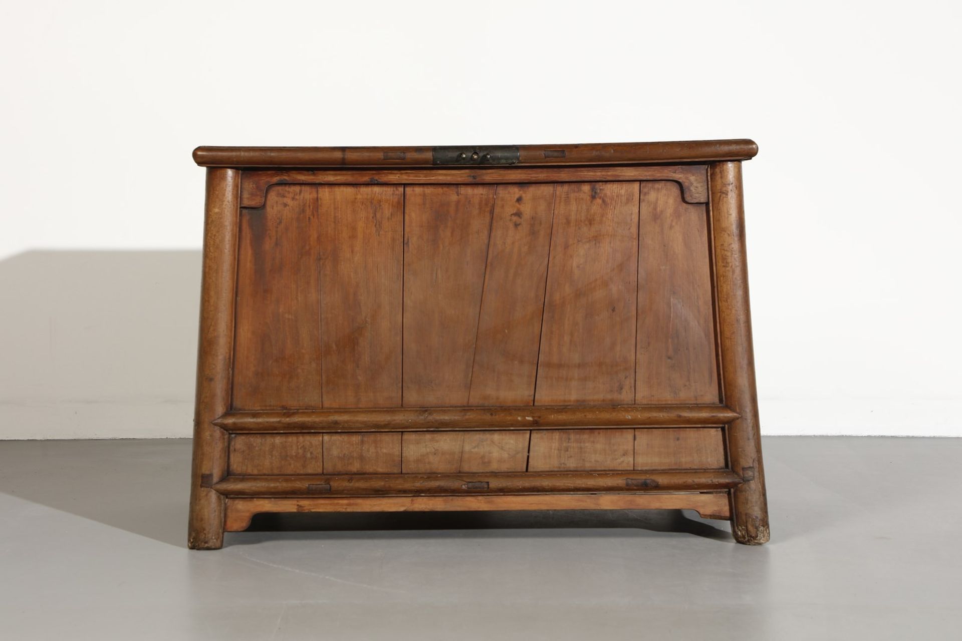 Arte Cinese  A large wood coffer China, Qing dynasty, 19th century . - Bild 6 aus 14