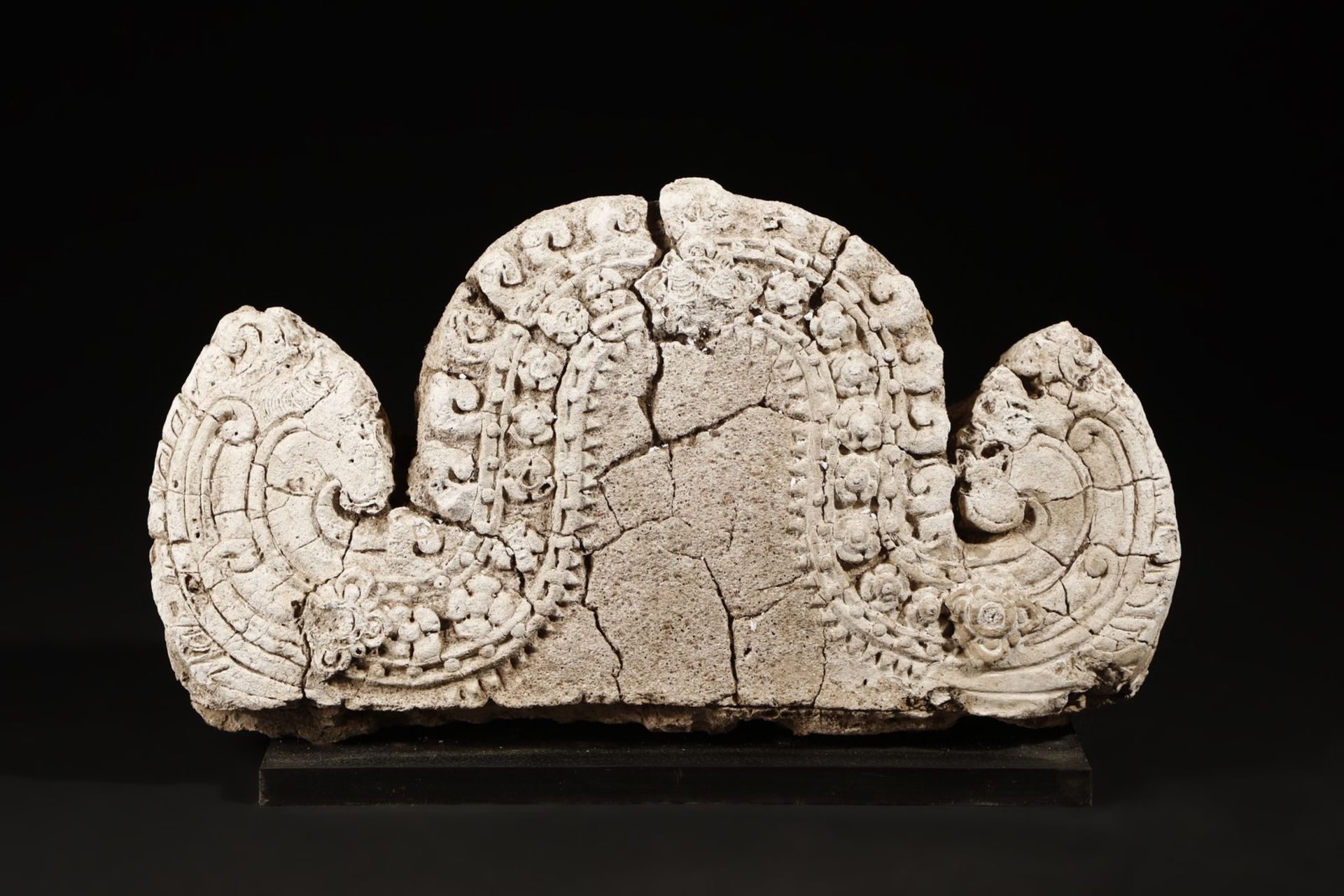 Arte Sud-Est Asiatico  A plaster o natural sandstone frieze fragment Cambodia, Khmer dynasty, 12th c - Bild 2 aus 8