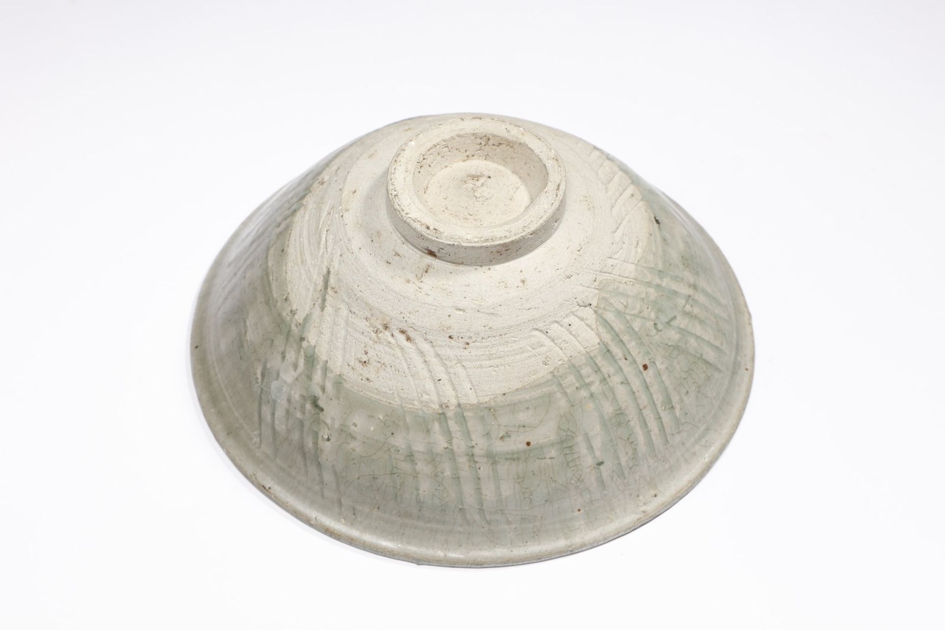 Arte Sud-Est Asiatico  A pale green celadon cup Thailand, Sukhothai (1238-1351) . - Bild 4 aus 4
