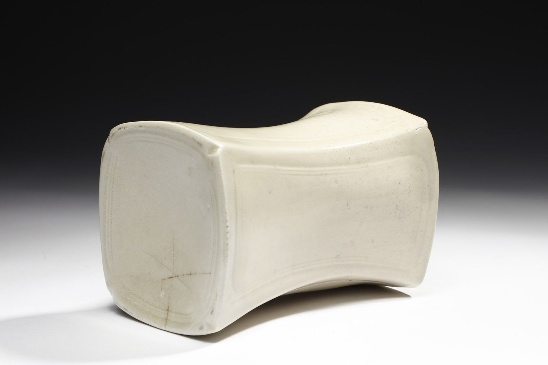 Arte Cinese  A porcelain headrest China, Song dynasty (960-1279) . - Bild 3 aus 5