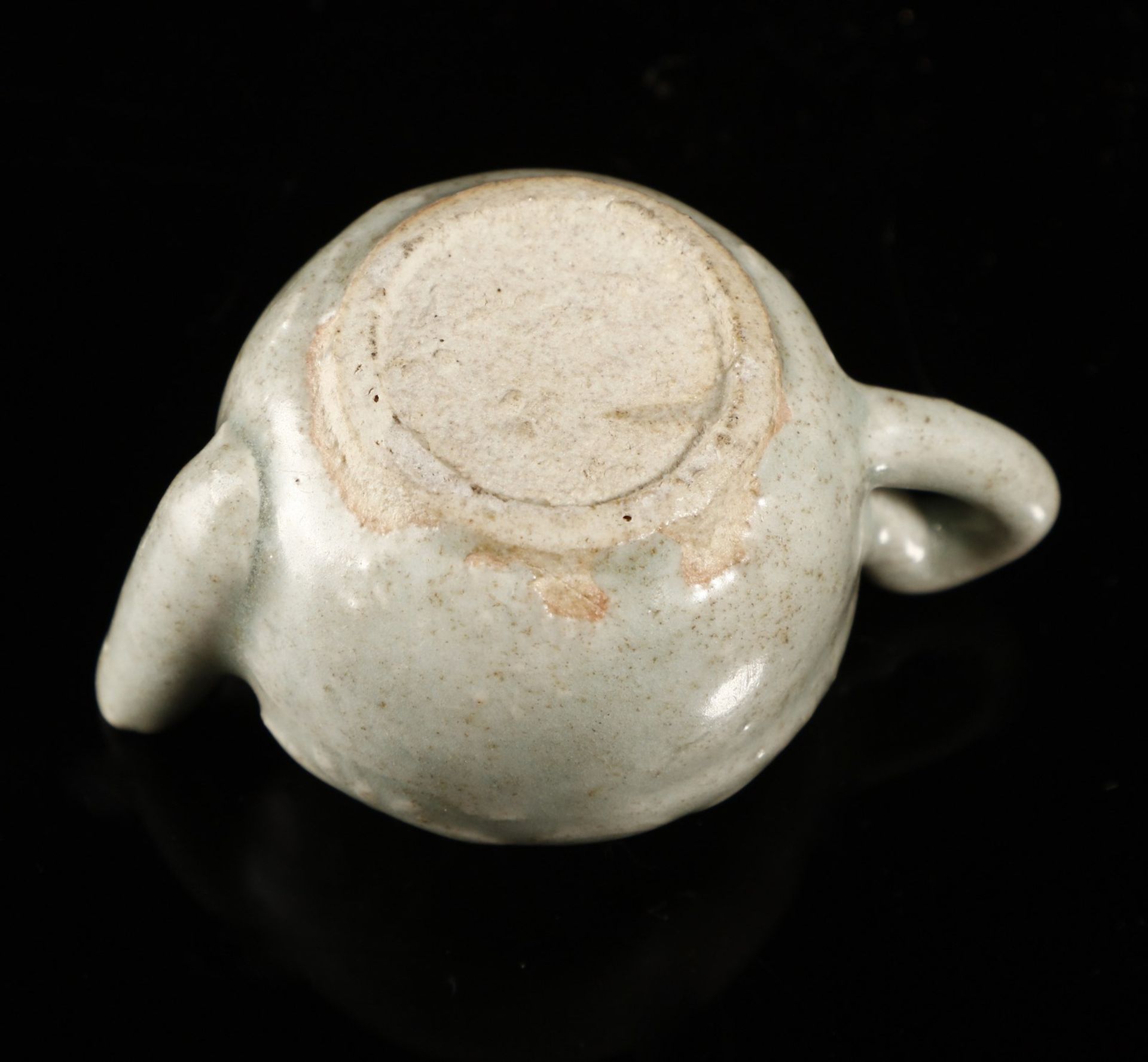 Arte Cinese A small celadon pourer China, Yuan dynasty (1271-1368) . - Image 4 of 4