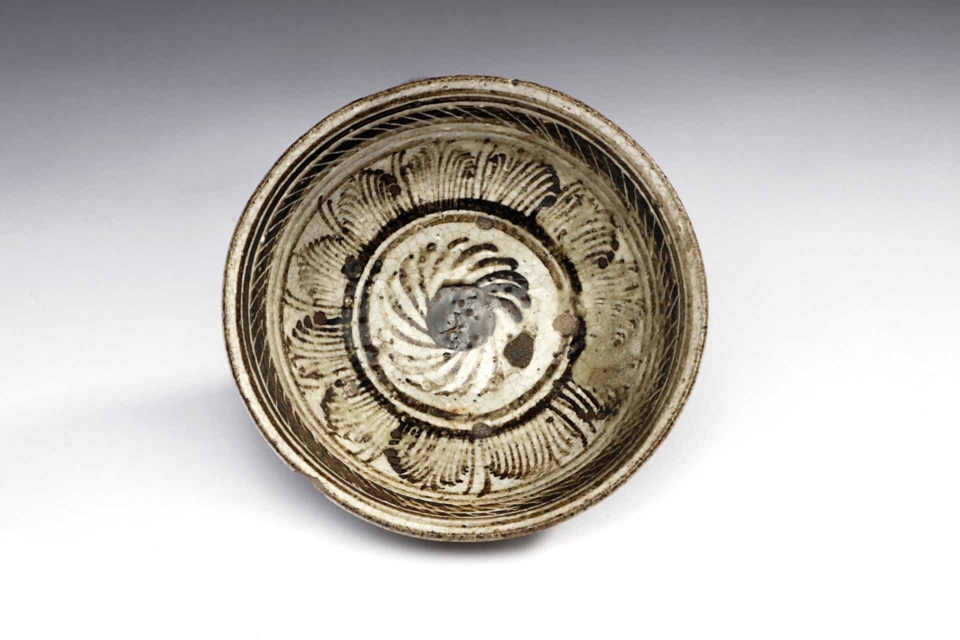 Arte Sud-Est Asiatico  Bowl with brown decoration Thailand, Sukhothai, 14th-15th century . - Bild 5 aus 5