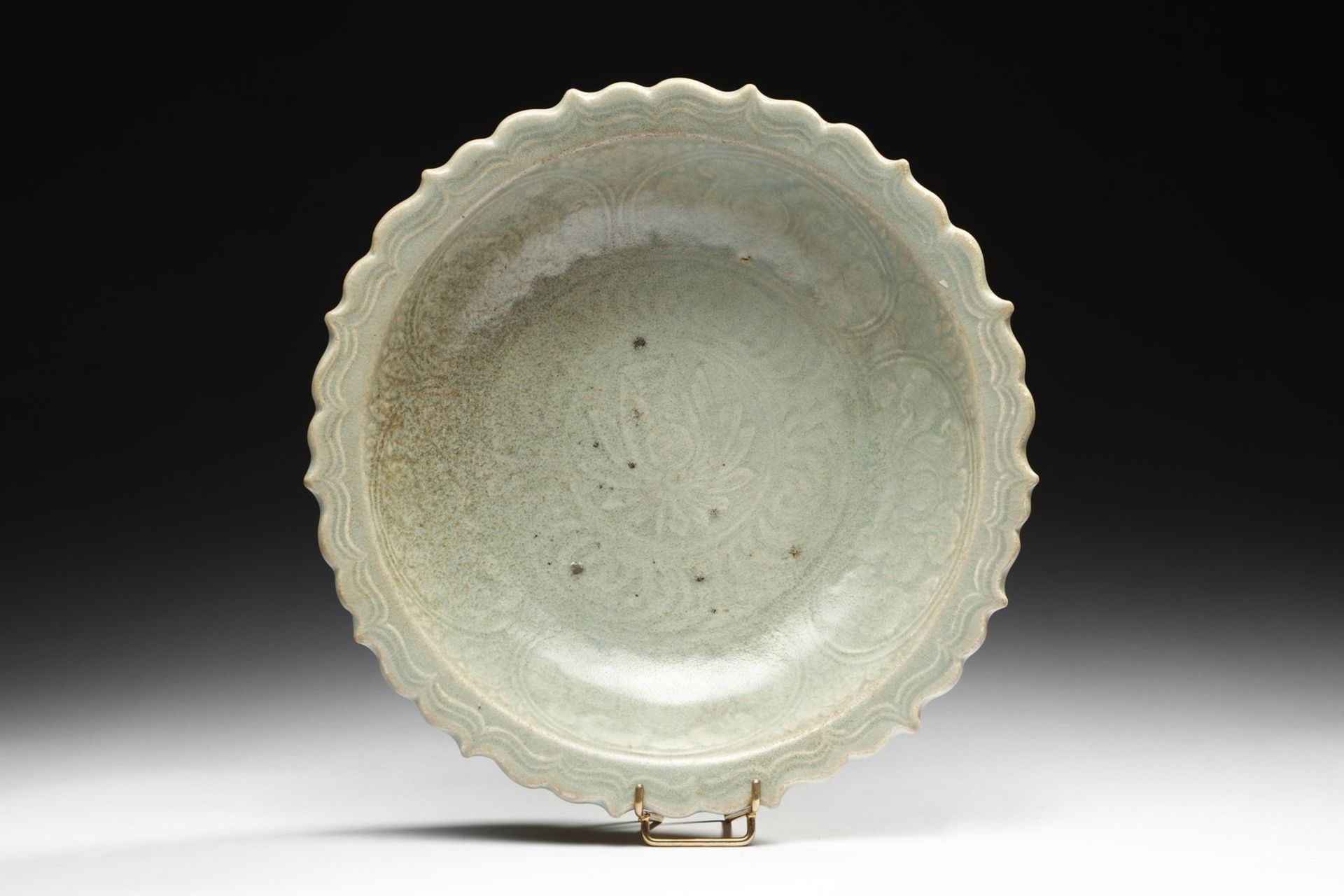 Arte Cinese  A celadon glazed dish with foliated rim China, Yuan (1279-1378) .