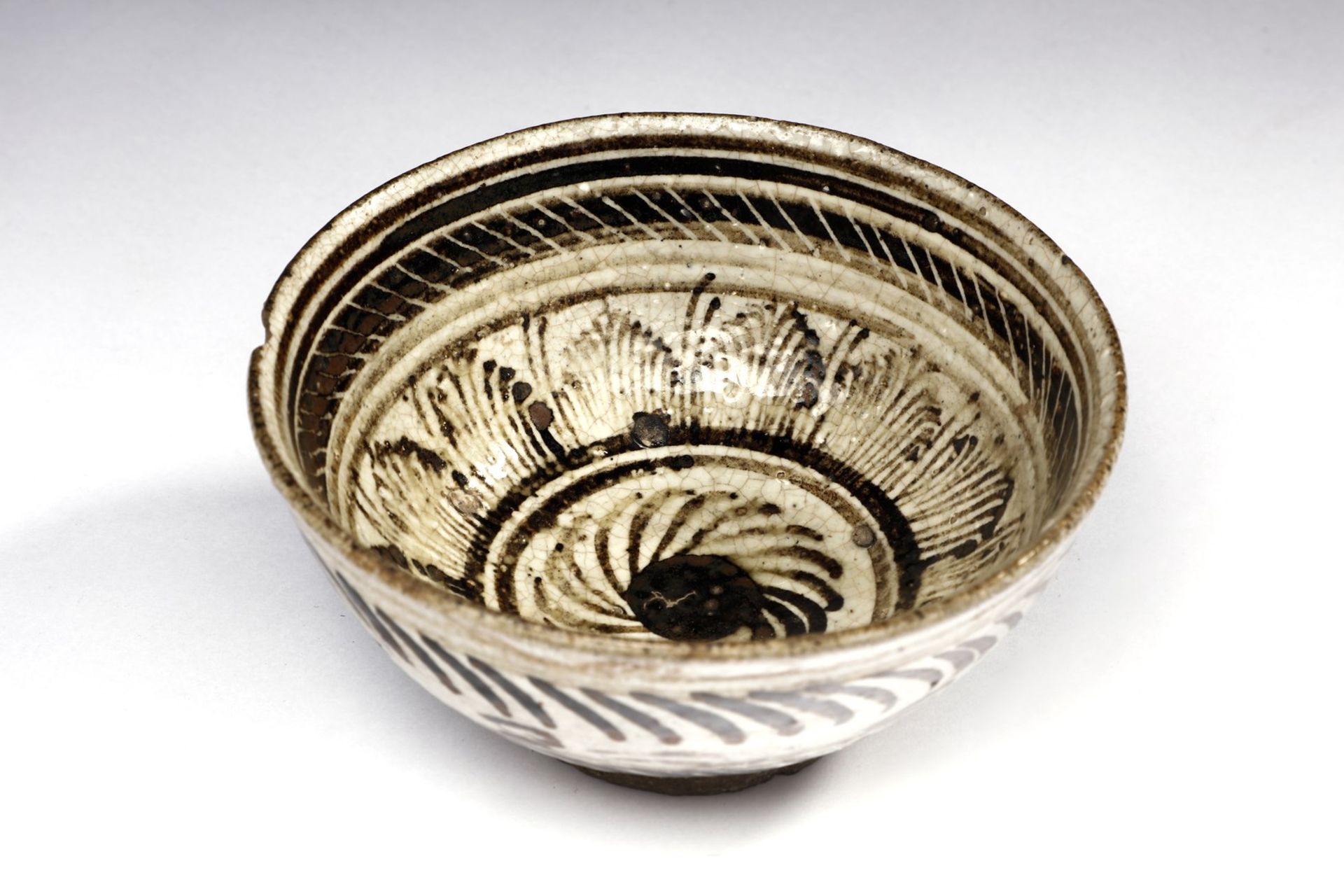 Arte Sud-Est Asiatico  Bowl with brown decoration Thailand, Sukhothai, 14th-15th century . - Bild 3 aus 5