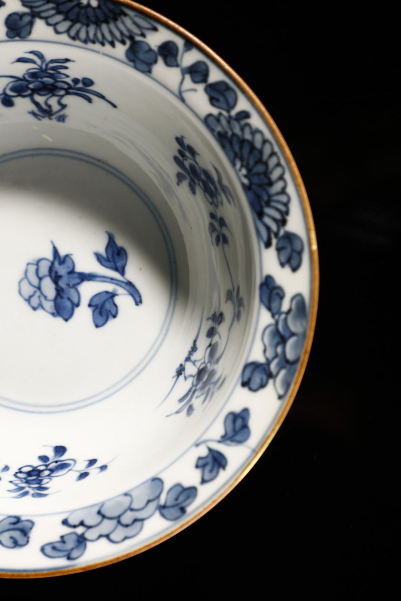 Arte Cinese  A blue and white porcelain bowl with floral decoration China, Qing dynasty, 17th centur - Bild 3 aus 5