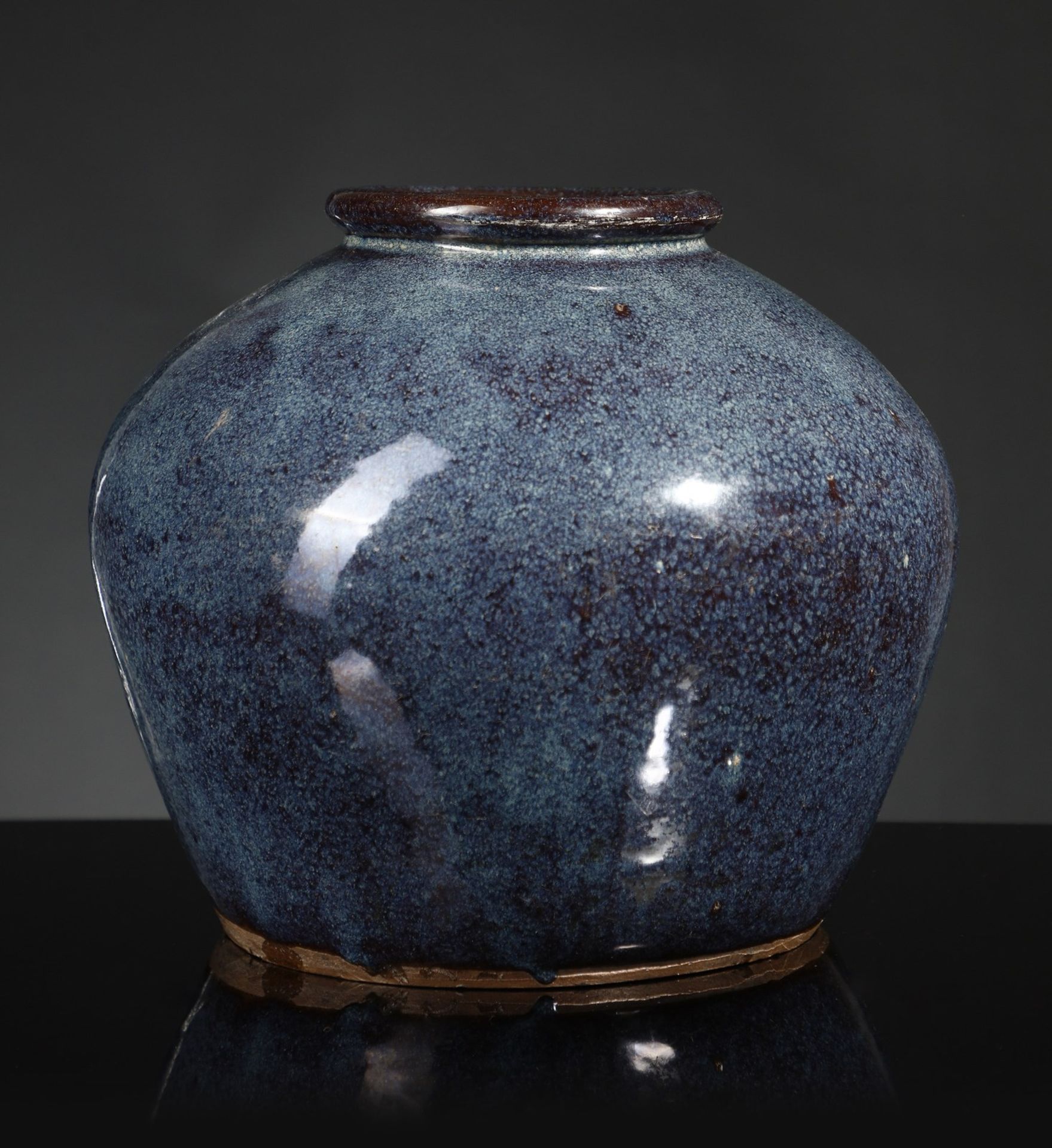 Arte Cinese  A blue stoneware Jun JarChina, Qing dynasty, 19th century. - Bild 2 aus 4