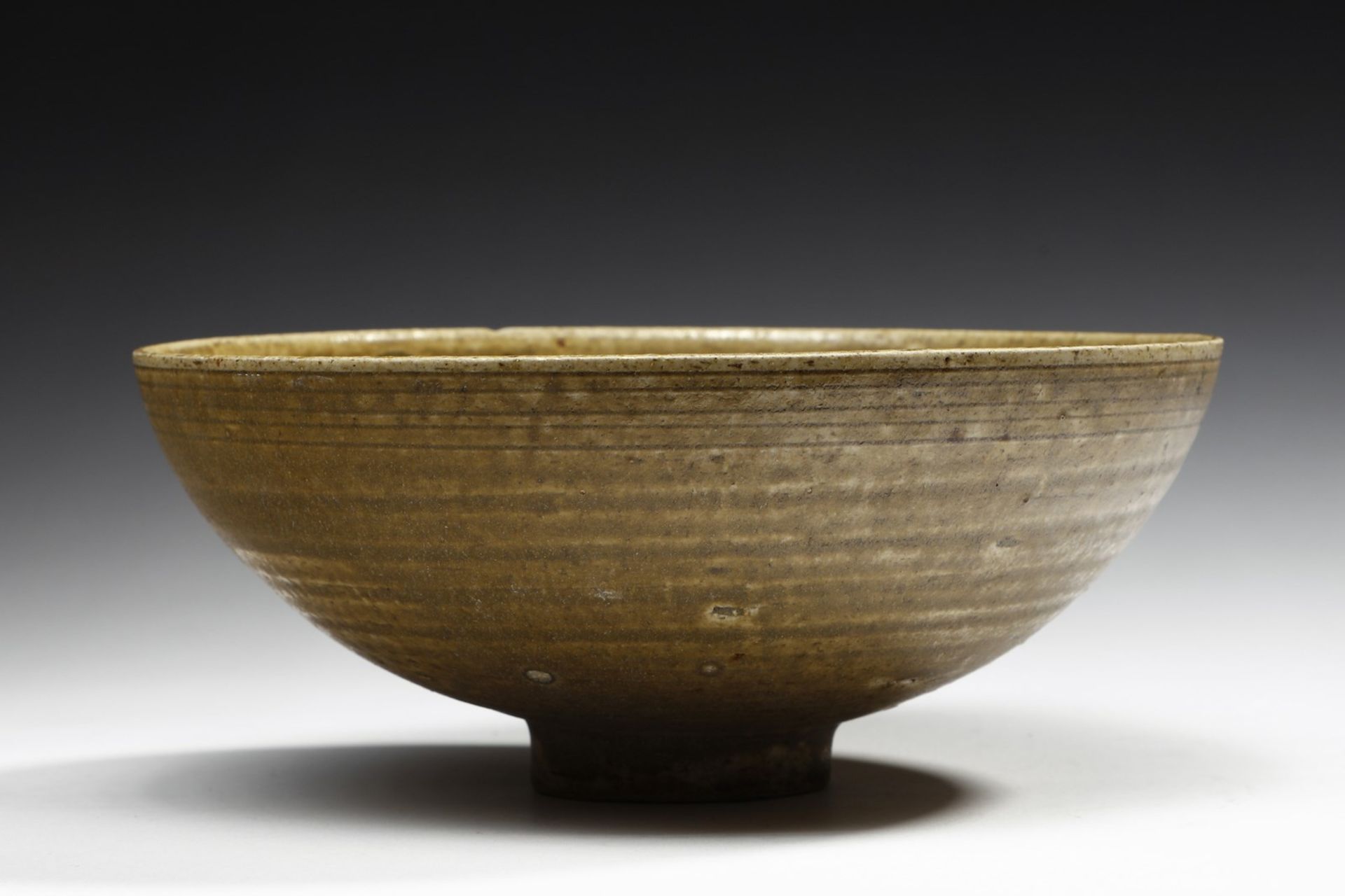 Arte Cinese  A celadon glazed cup China, Song dynasty (960-1279) . - Bild 4 aus 6