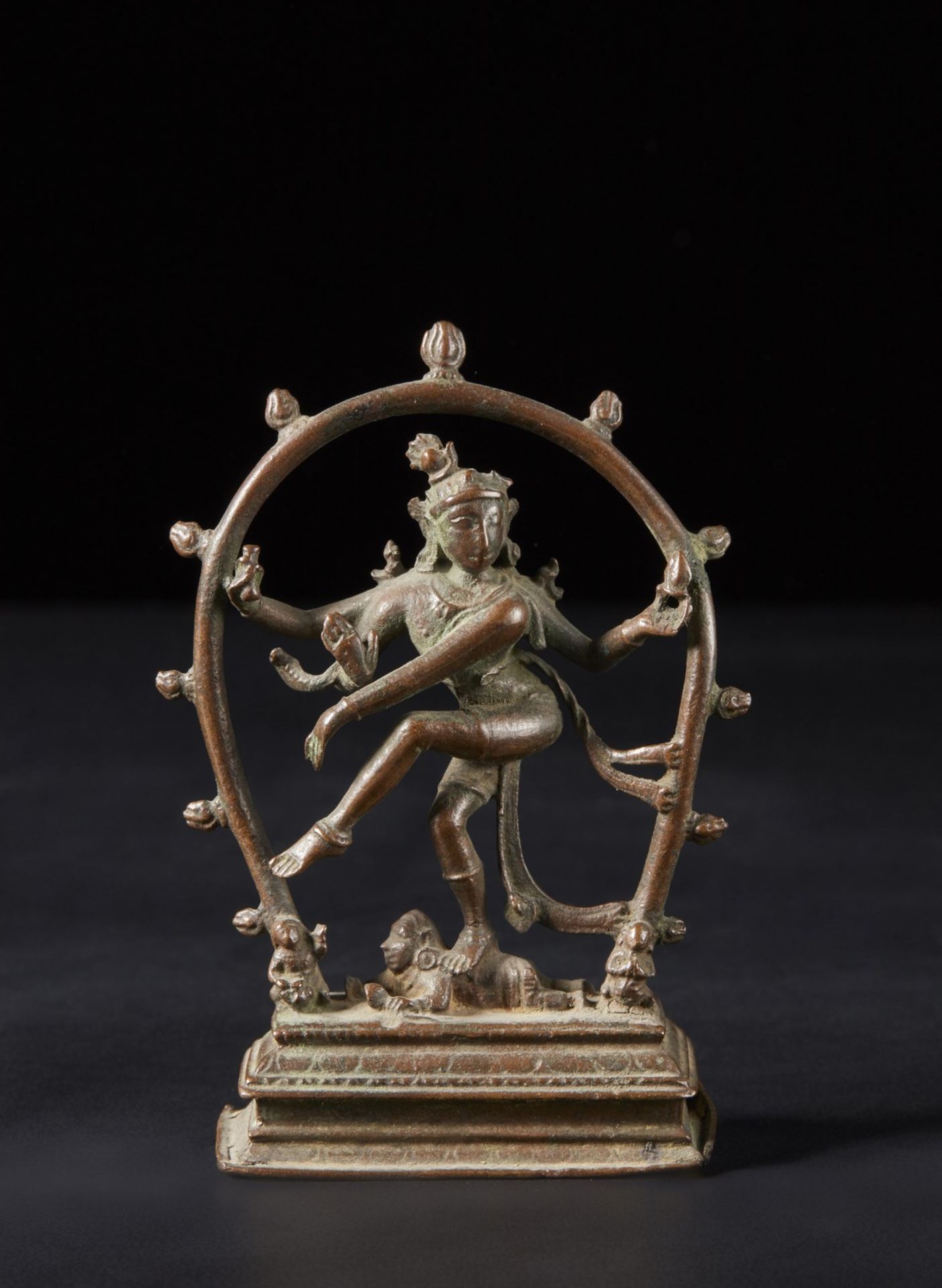 Arte Indiana  A bronze Shiva Nataraja devotional figure India, Tamil Nadu, Chola Period, 13th-14th c - Bild 2 aus 6