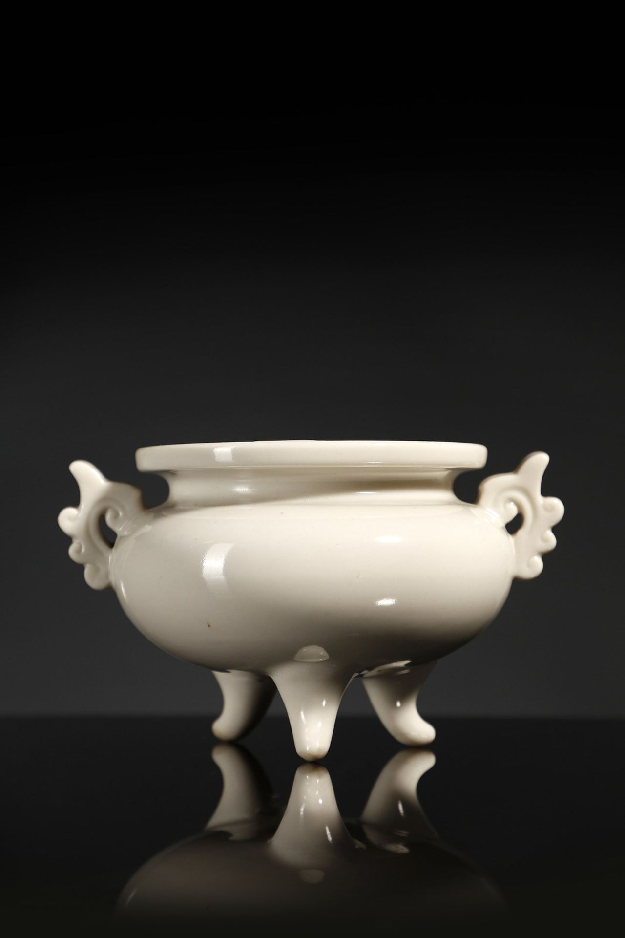 Arte Cinese  A tripod Dehua porcelain censer China, Qing dynasty, Kangxi period (1661-1722) .