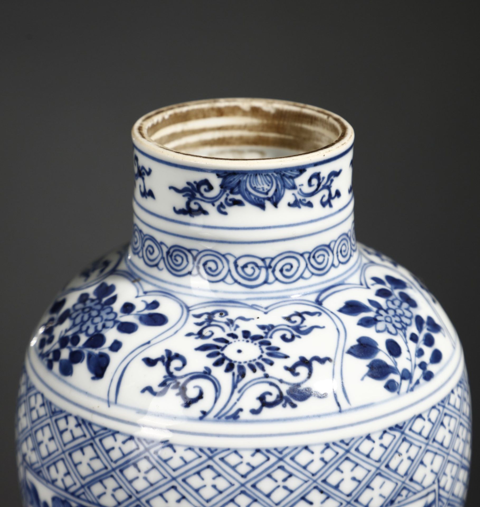 Arte Cinese  A blue and white porcelain baluster vase China, Qing dynasty, 17th century . - Bild 2 aus 5