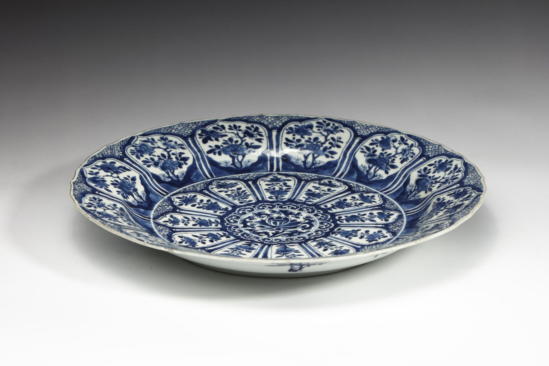 Arte Cinese  A blue and white porcelain charger China, Qing dyansty, Kangxi mark and period (1661-17 - Bild 2 aus 3