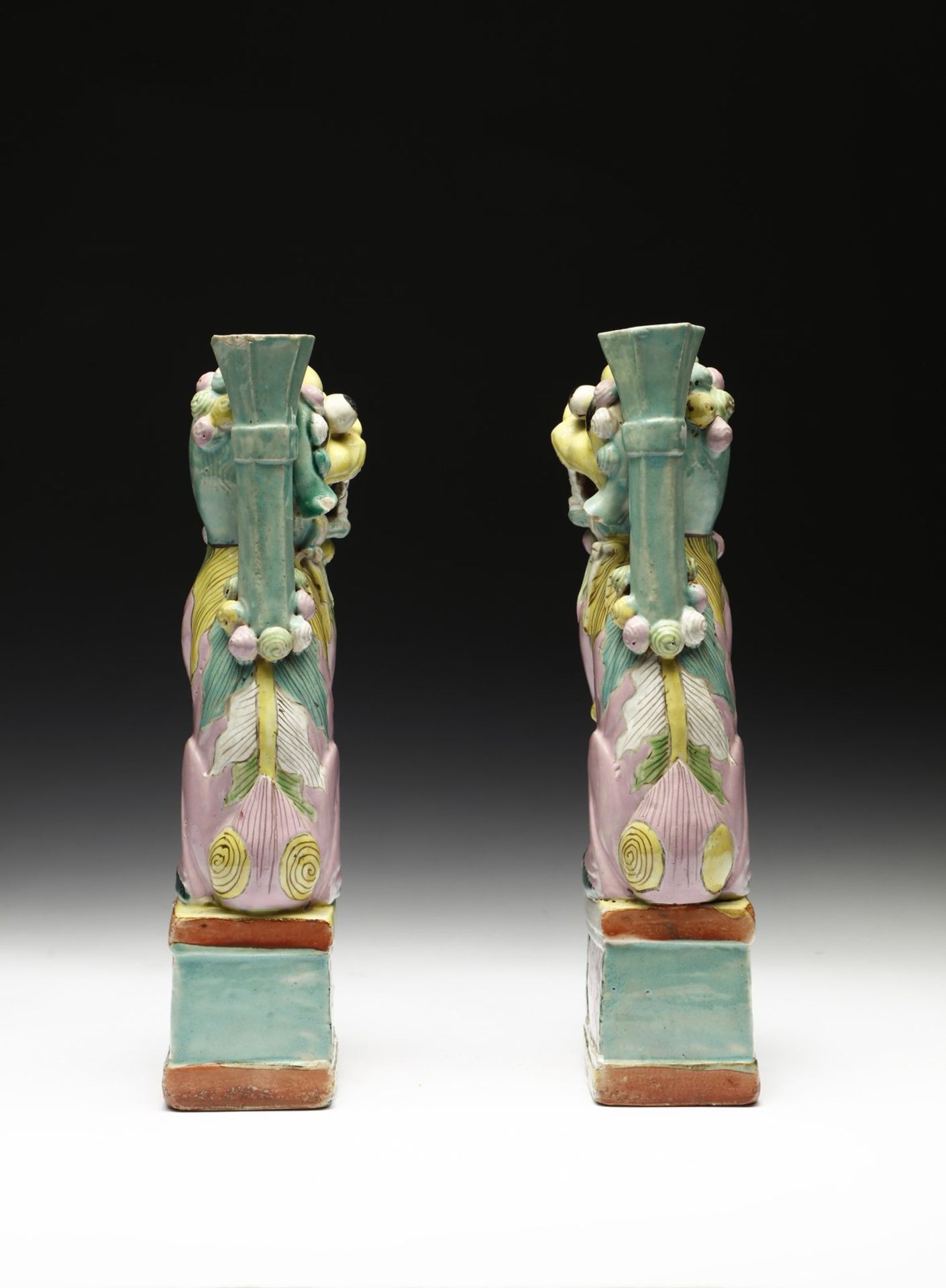 Arte Cinese  A pair of polychrome porcelain lion shaped incense holdersChina, Qing dynasty, 18th cen - Bild 3 aus 6