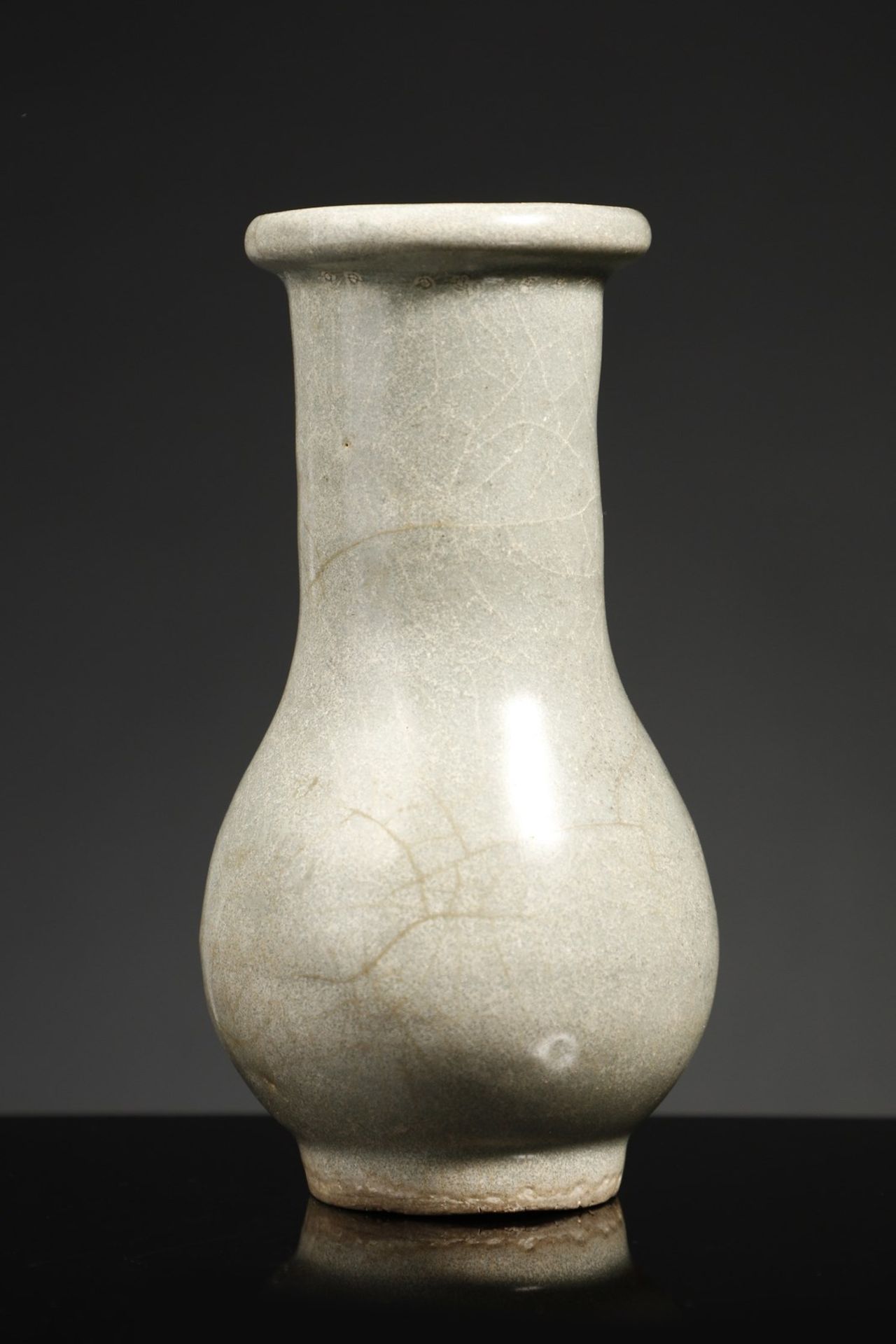 Arte Cinese  A craquelé glazed porcelain bottle China, Song dynasty (960-1279) . - Bild 2 aus 4