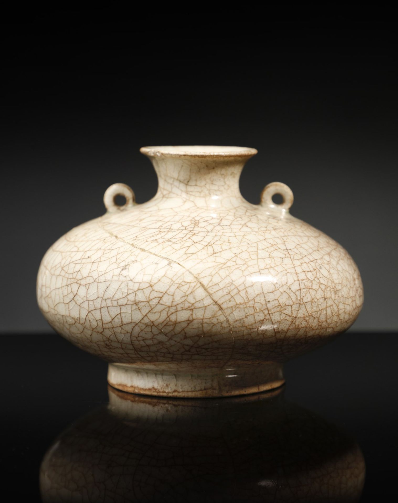 Arte Sud-Est Asiatico  A porcelain water container Viet-Nam, 20th century .