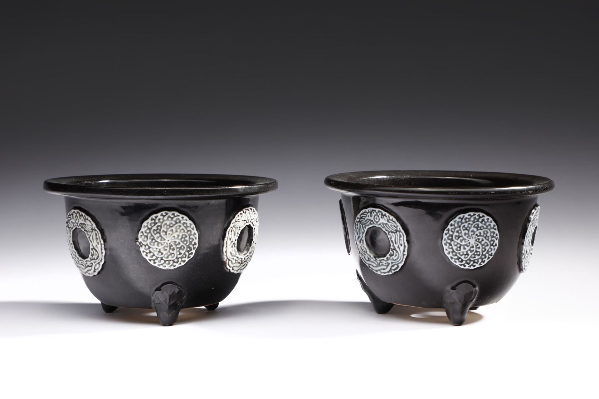 Arte Cinese Pair of Jardinieres in black porcelain China, Qing, early 19th century .