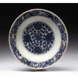 Arte Cinese A blue and white porcelain dish China, Transitional Period (1620-1683).