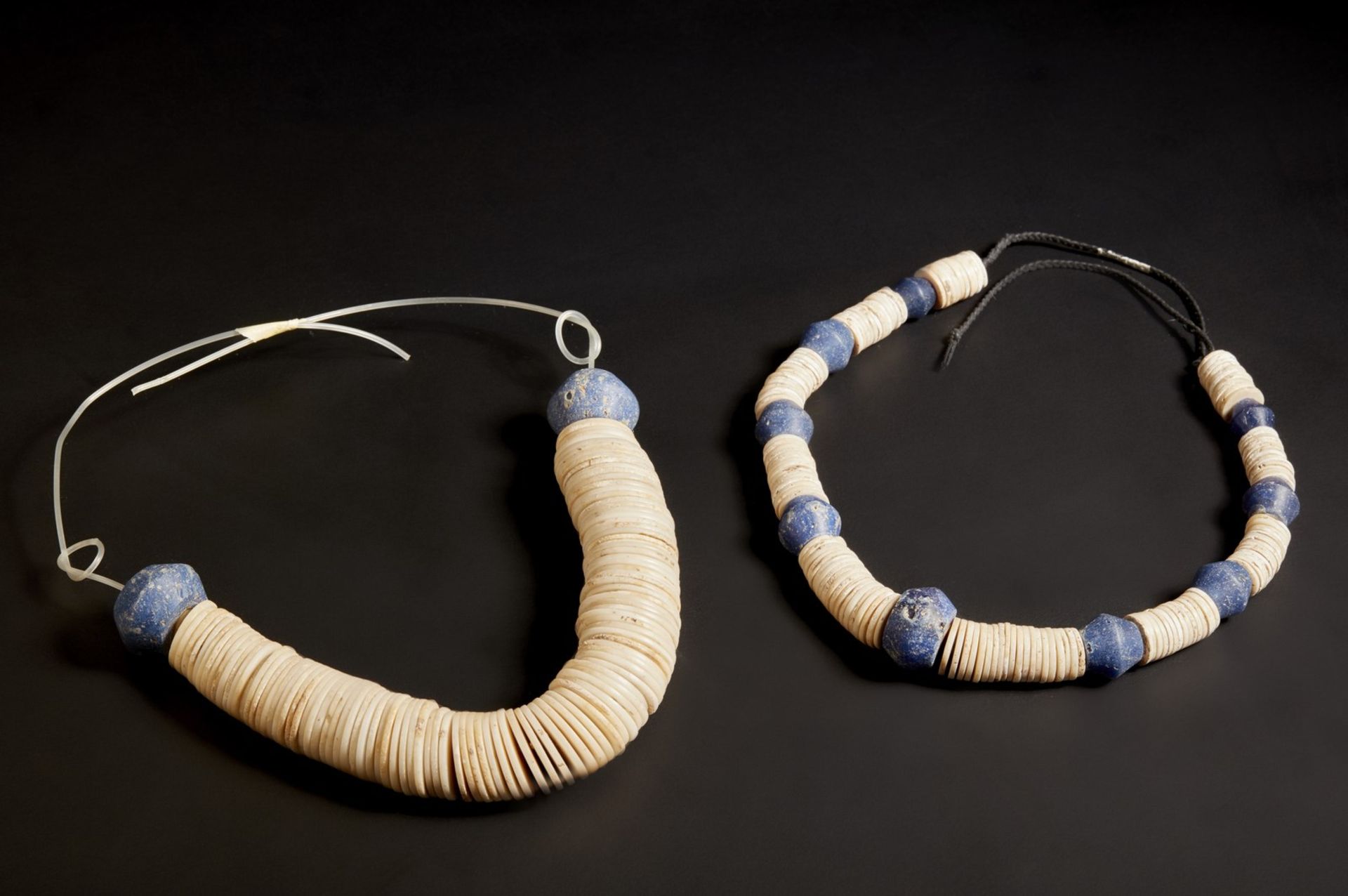 Arte Sud-Est Asiatico Two necklaces in shell and glass pasteThailand, Ban Chiang culture, ca. IV mi - Image 2 of 4