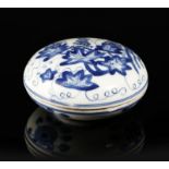 Arte Cinese A blue and white porcelain box China, Qing dynasty, Kangxi mark and period (1661-1722)