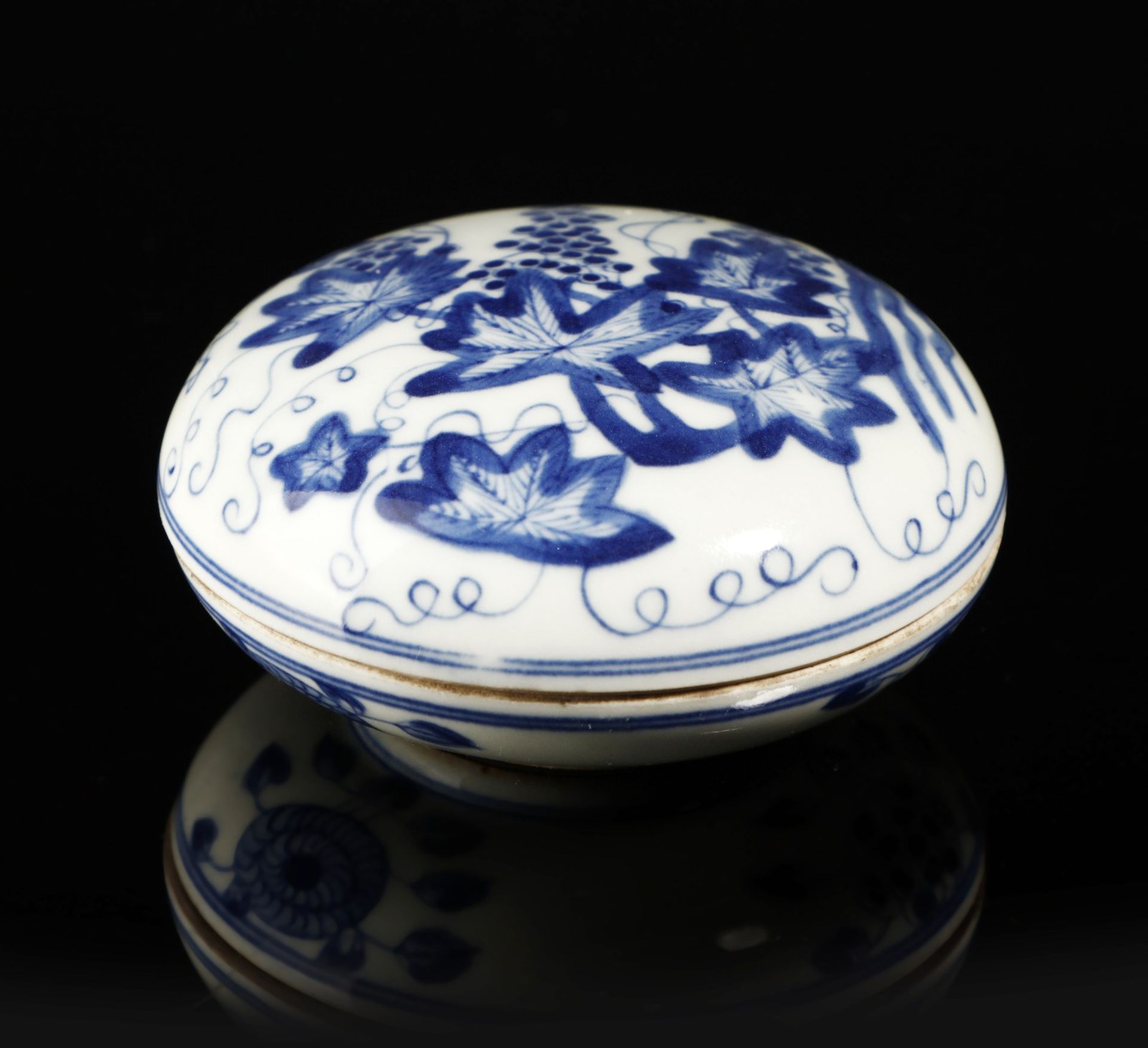 Arte Cinese  A blue and white porcelain box China, Qing dynasty, Kangxi mark and period (1661-1722) 