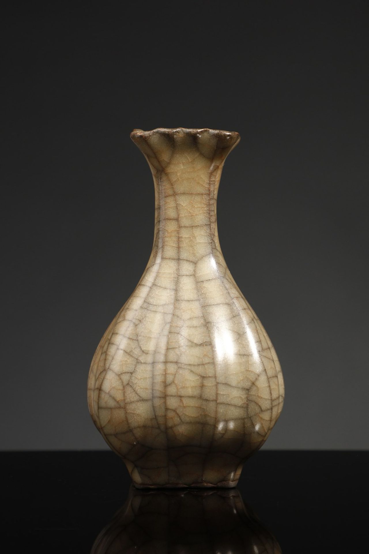Arte Cinese  A lobed craquelé porcelain vase China, 20th century . - Bild 2 aus 4