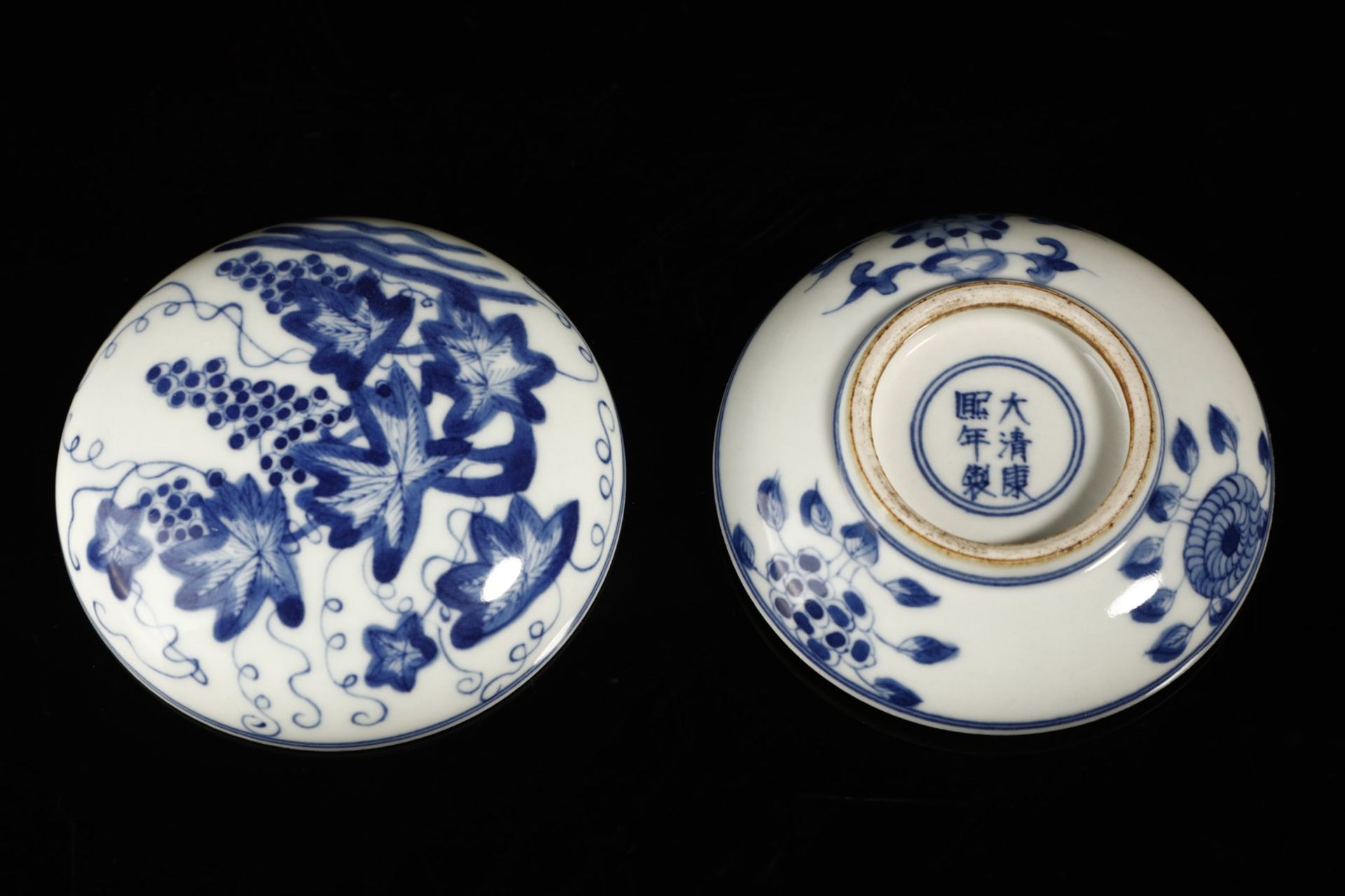 Arte Cinese  A blue and white porcelain box China, Qing dynasty, Kangxi mark and period (1661-1722)  - Bild 4 aus 4