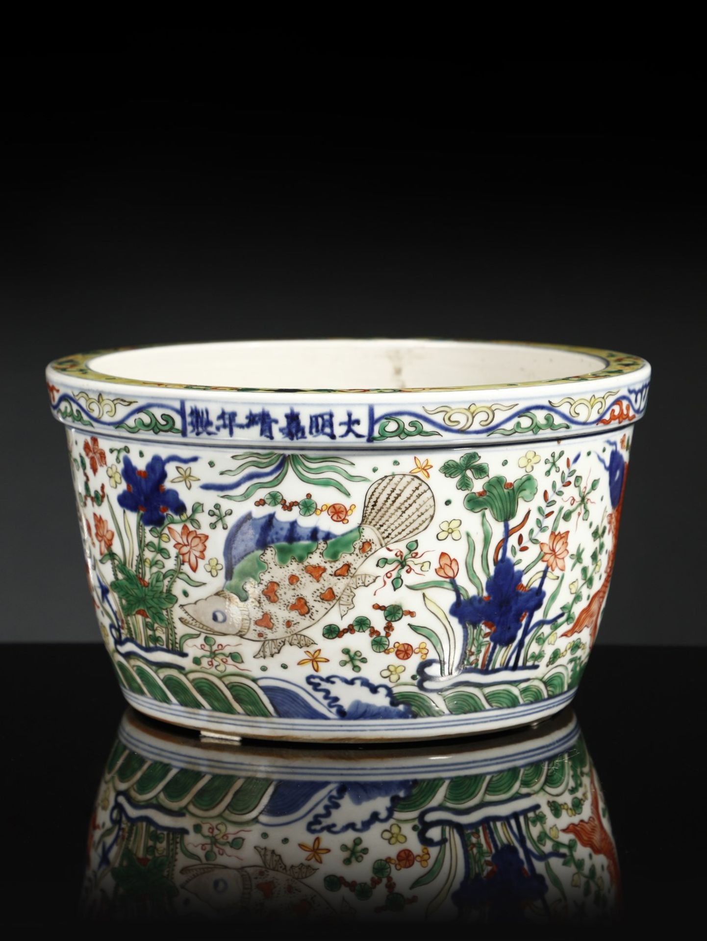 Arte Cinese  A small wucai cachepot China, Qing dynasty, 19th century (?). - Bild 3 aus 6