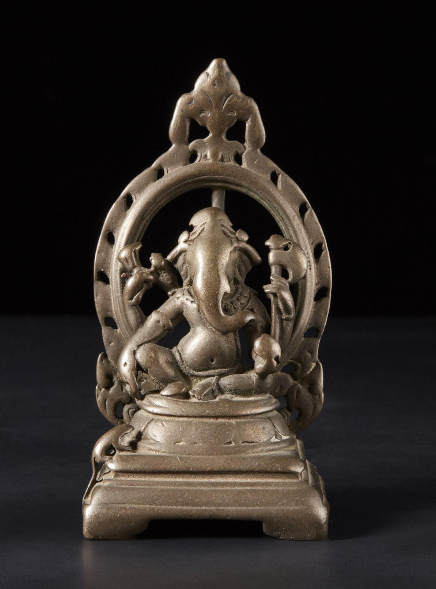 Arte Indiana  A bronze figure of Ganesh Himalaya/Northern India, 10th-12th century . - Bild 2 aus 6