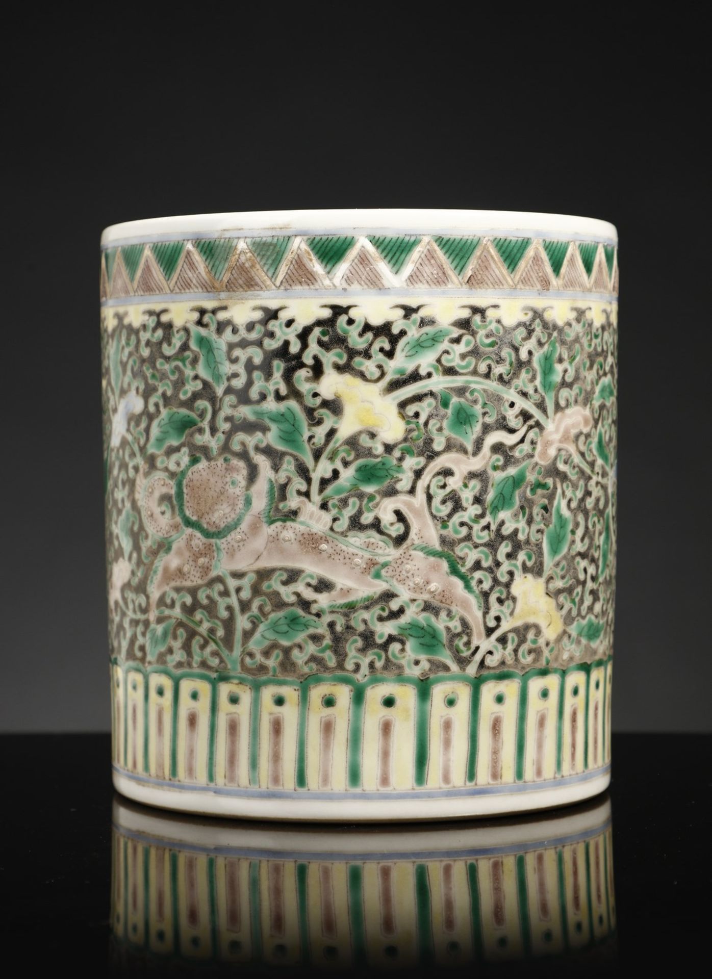 Arte Cinese  A porcelain brush pot BitongChina, Qing dynasty, Guangxu mark and period (1871-1908). - Bild 2 aus 4