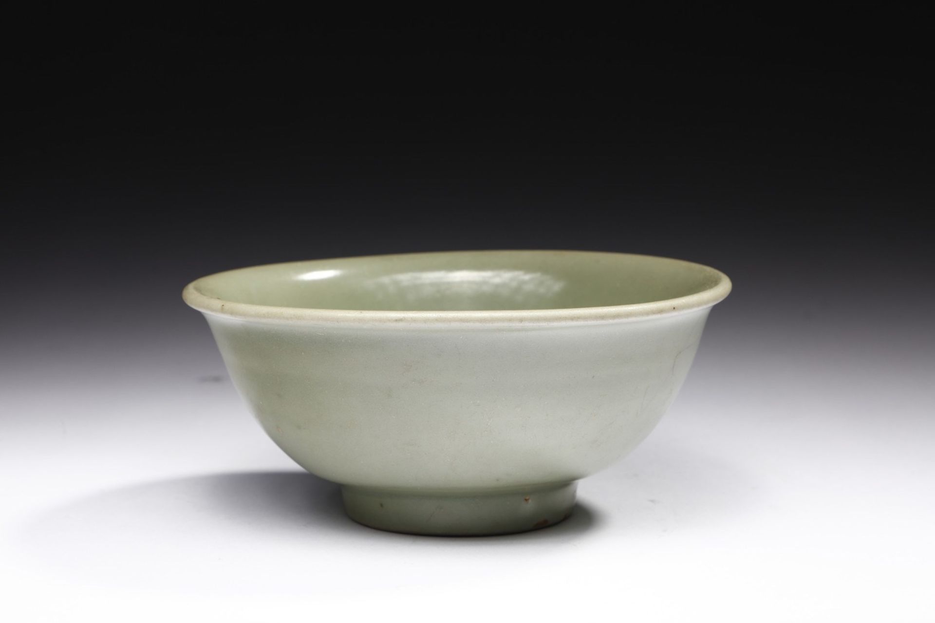 Arte Cinese  A celadon cup China, Ming dynasty (1368-1644) .
