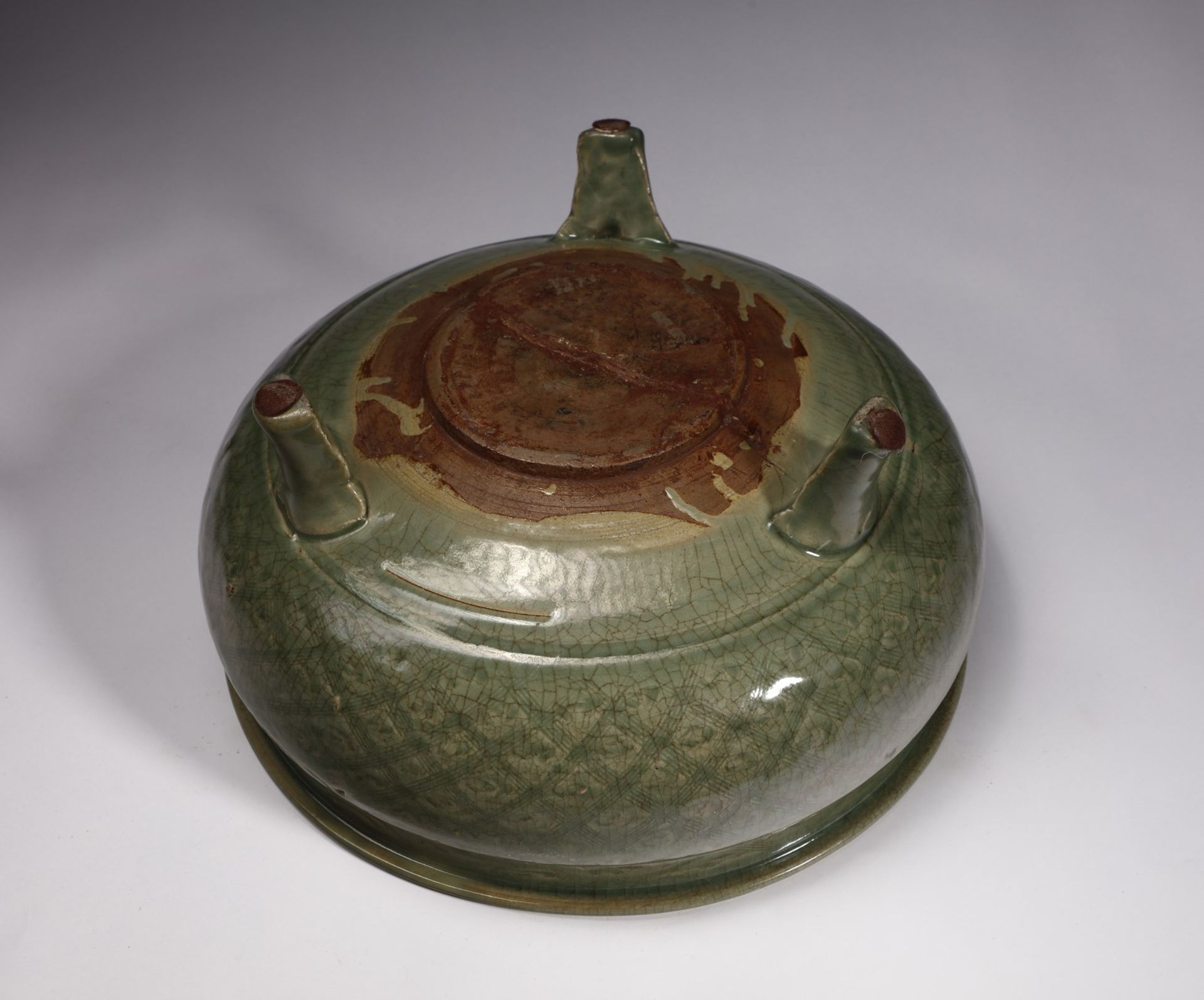 Arte Cinese  A Longquan celadon glazed ding tripod censer China, Yuan/Ming dynasty. - Bild 3 aus 3