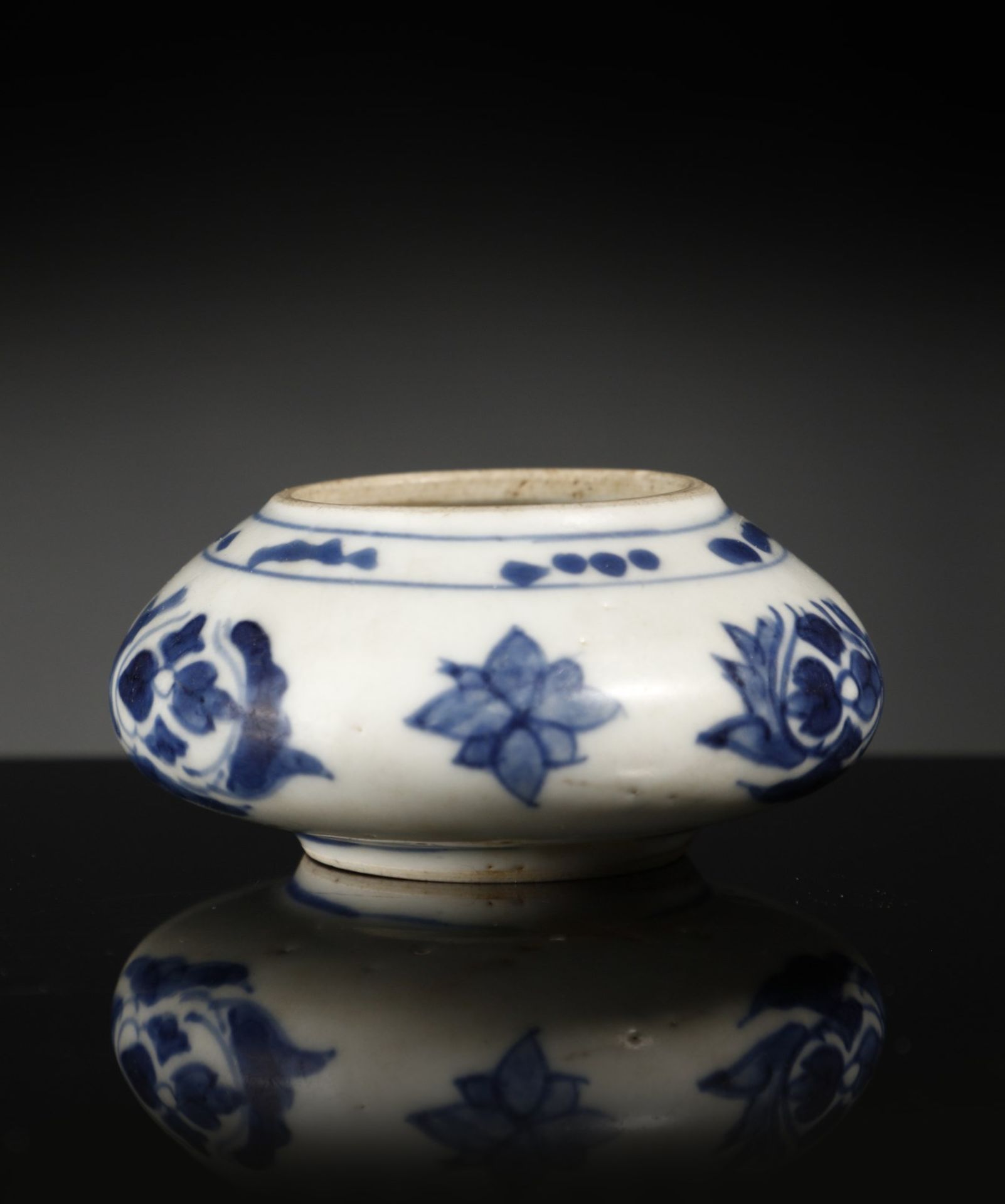 Arte Cinese  A blue and white porcelain brush washer China, Ming dynasty (1368-1644), 17th century .