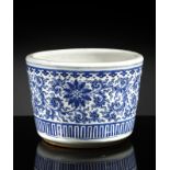 Arte Cinese A blue and white porcelain cachepot China, Qing dynasty, 19th century .