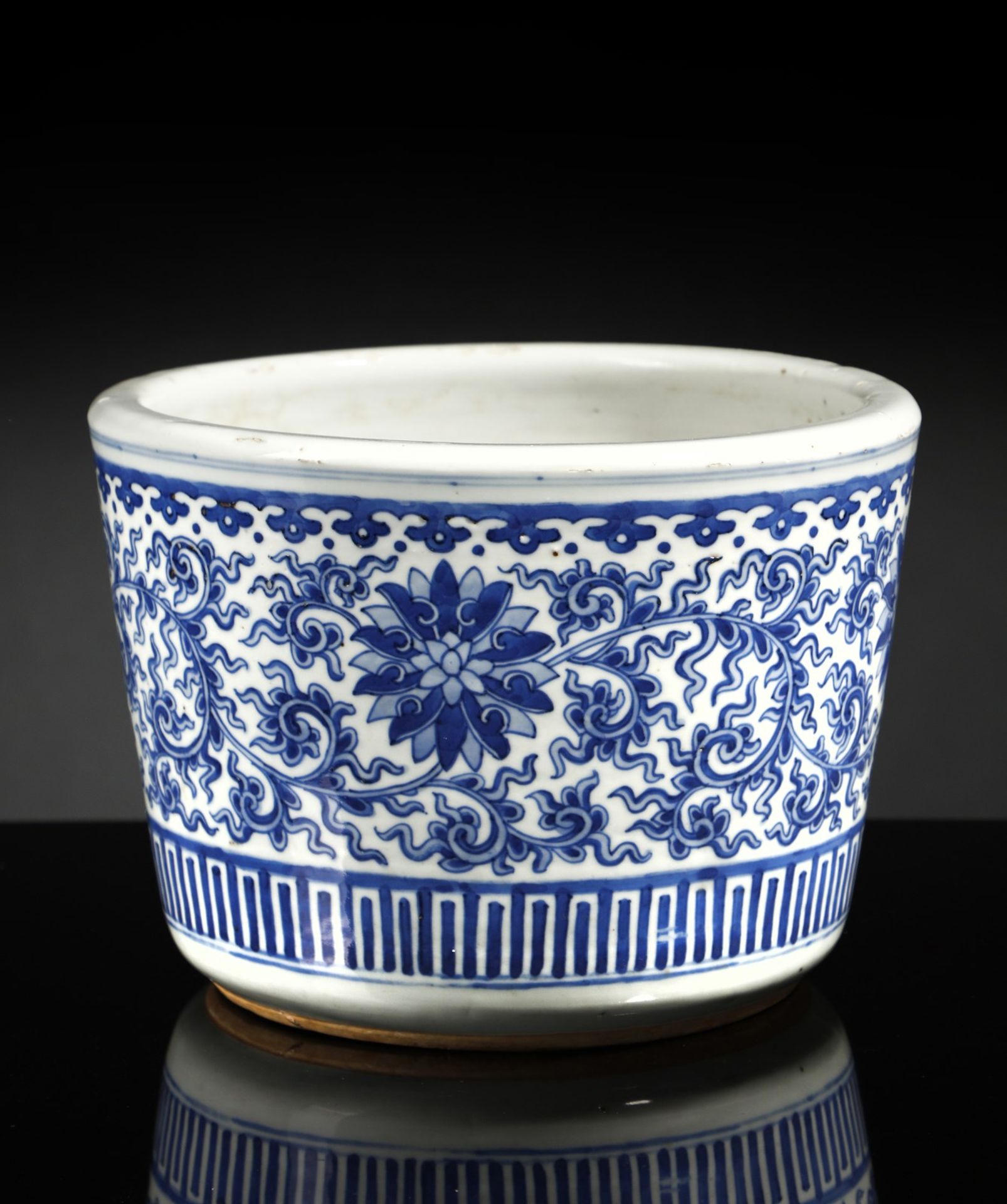 Arte Cinese  A blue and white porcelain cachepot China, Qing dynasty, 19th century .