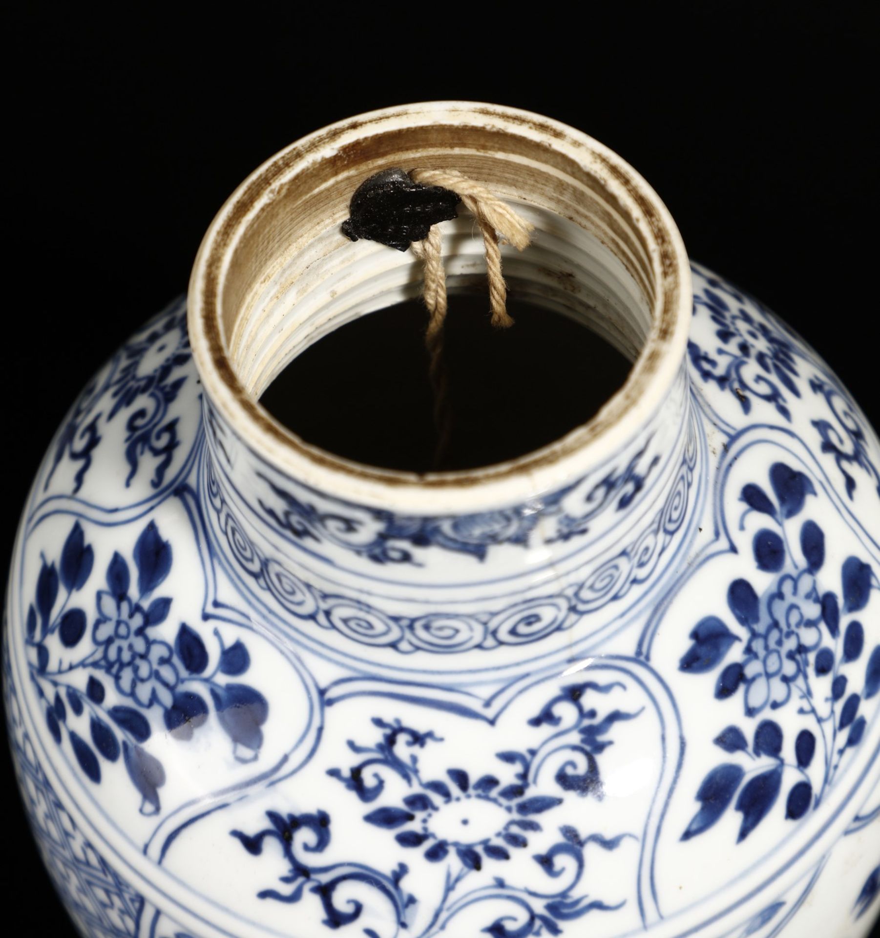 Arte Cinese  A blue and white porcelain baluster vase China, Qing dynasty, 17th century . - Bild 3 aus 5