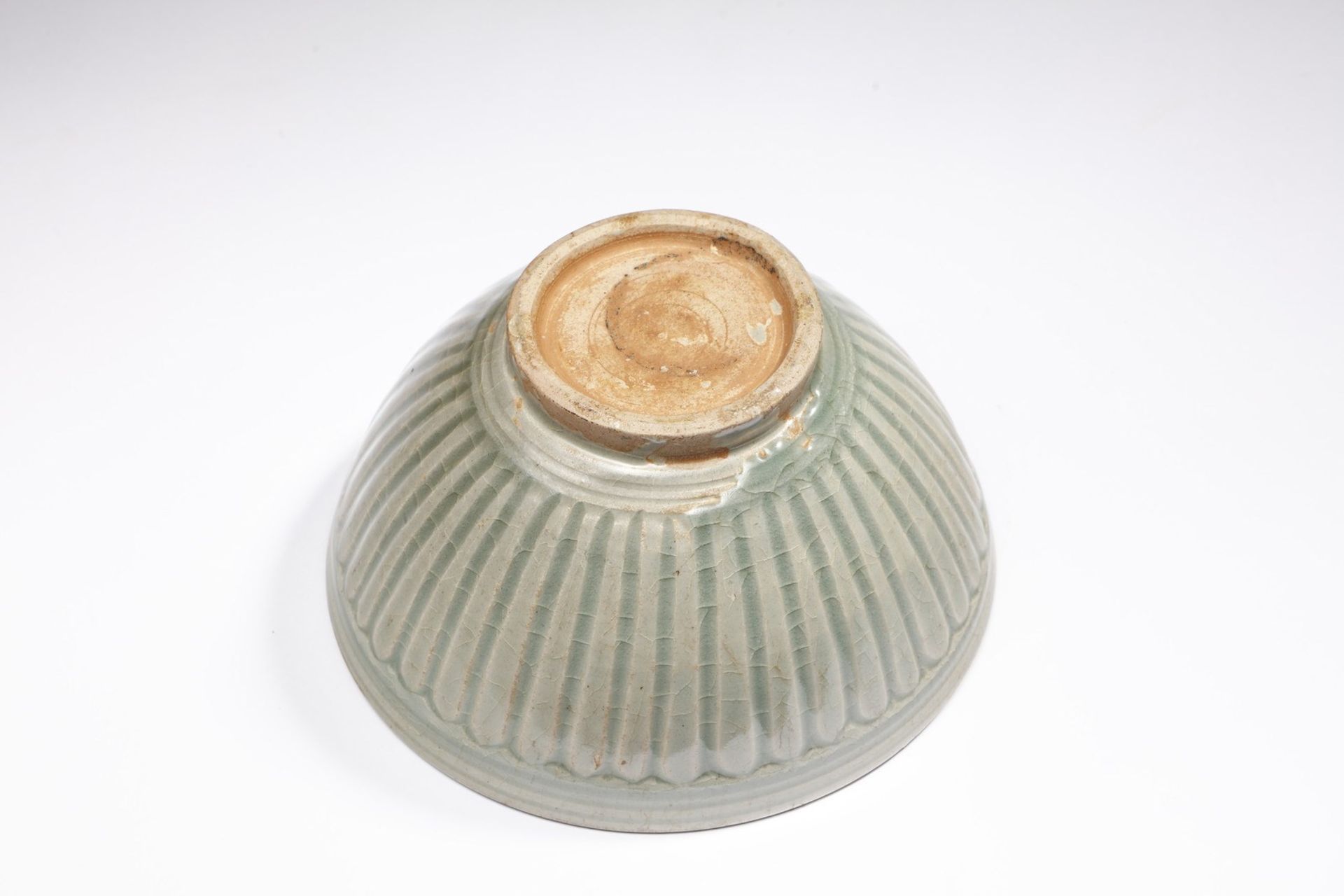 Arte Sud-Est Asiatico  A petal engraved celadon glazed pottery bowl Thailand, Sukhothai (1238-1351)  - Bild 4 aus 4