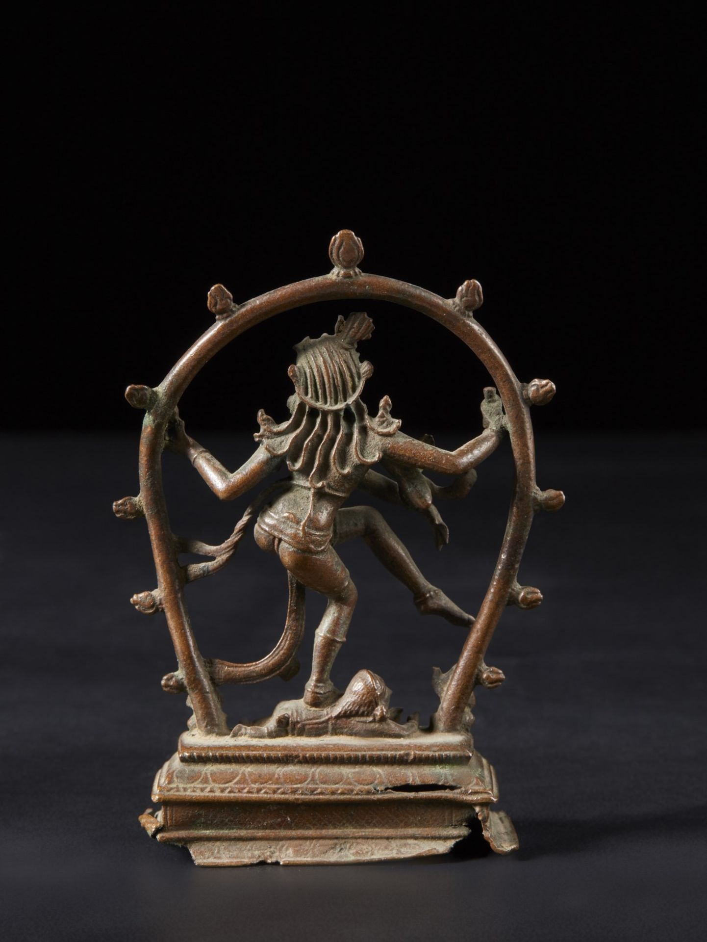 Arte Indiana  A bronze Shiva Nataraja devotional figure India, Tamil Nadu, Chola Period, 13th-14th c - Bild 6 aus 6