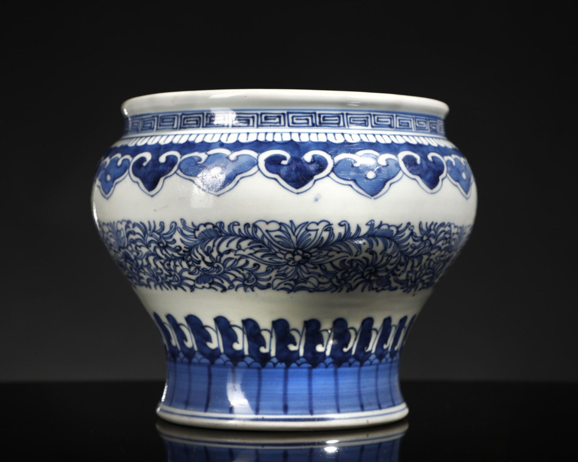 Arte Cinese  A blue and white porcelain vaseChina, Qing dynasty, 18th century. - Bild 3 aus 7