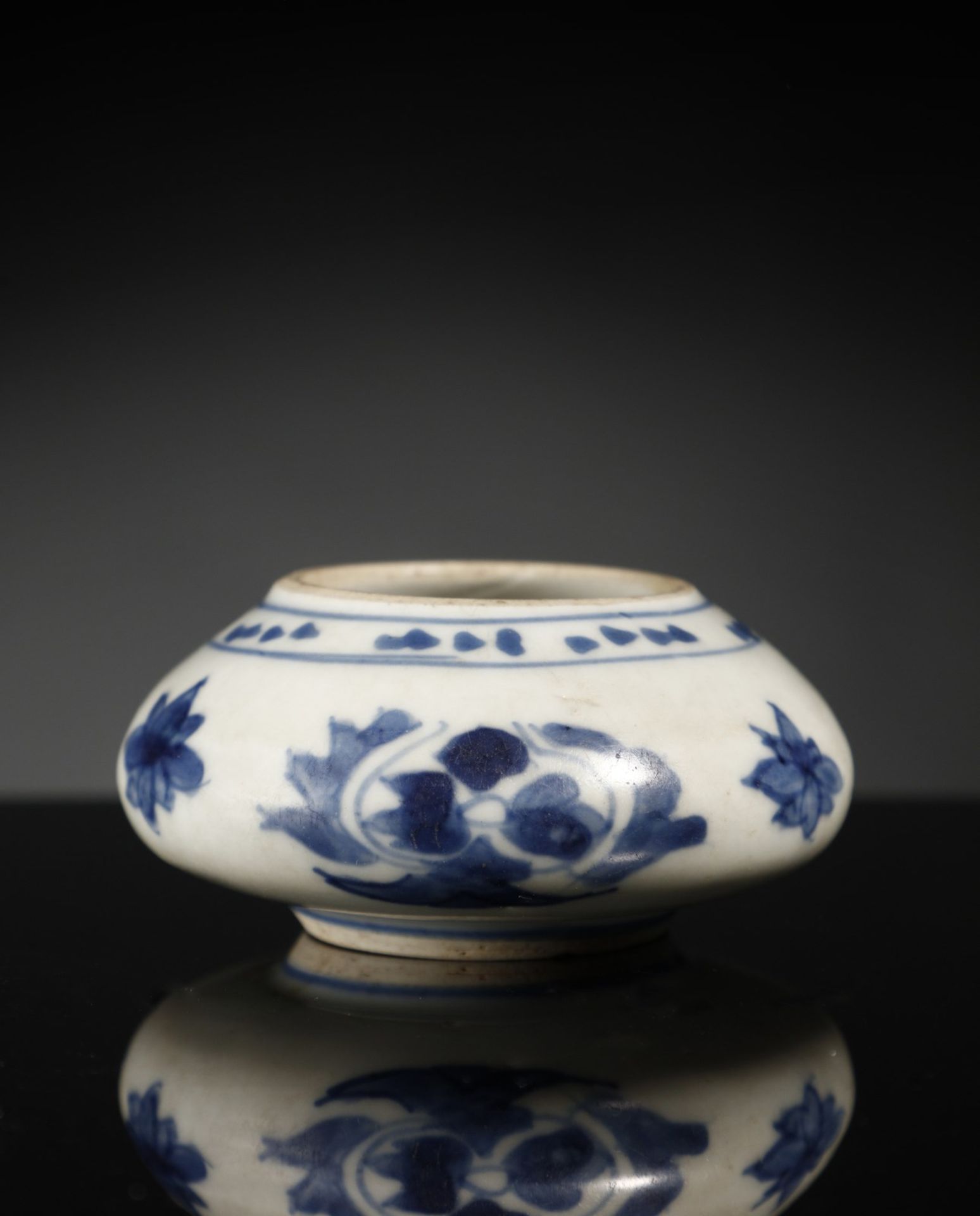 Arte Cinese  A blue and white porcelain brush washer China, Ming dynasty (1368-1644), 17th century . - Bild 3 aus 5