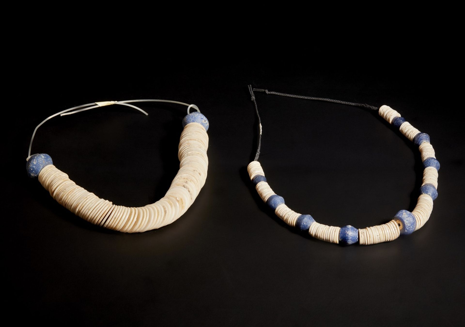 Arte Sud-Est Asiatico Two necklaces in shell and glass pasteThailand, Ban Chiang culture, ca. IV mi