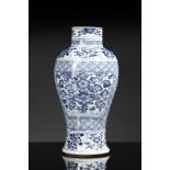 Arte Cinese A blue and white porcelain baluster vase China, Qing dynasty, 17th century .