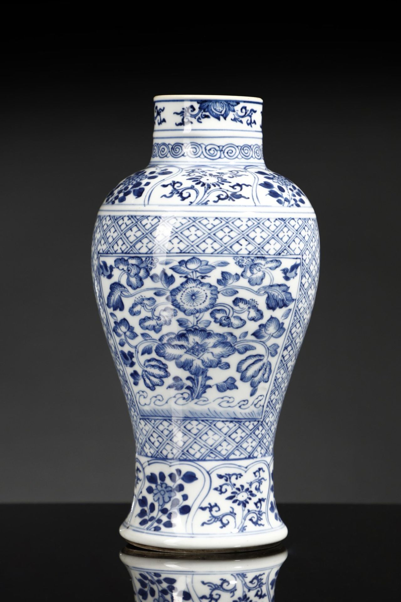 Arte Cinese  A blue and white porcelain baluster vase China, Qing dynasty, 17th century .