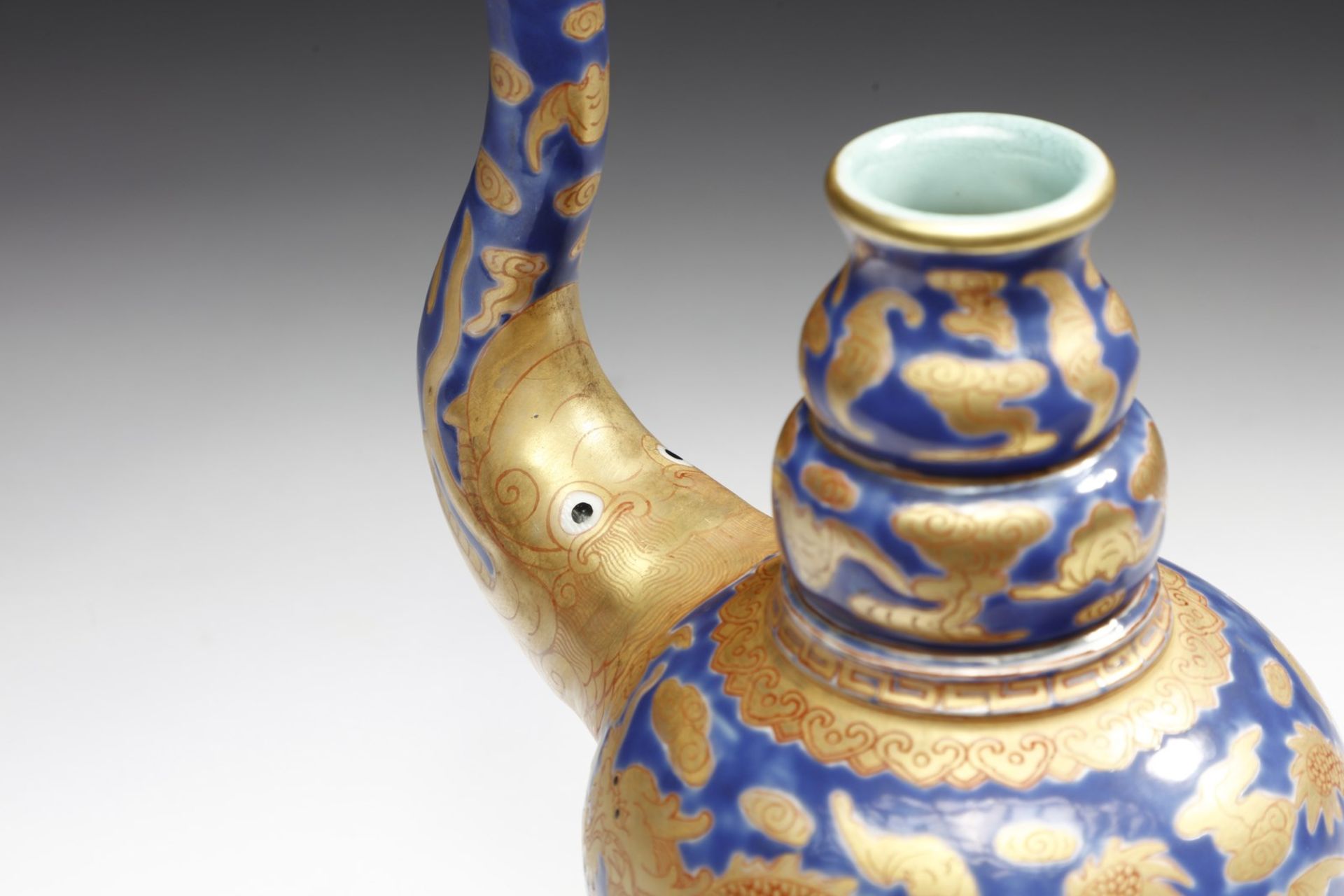 Arte Cinese A polychrome porcelain teapot China, 20th century . - Image 5 of 6